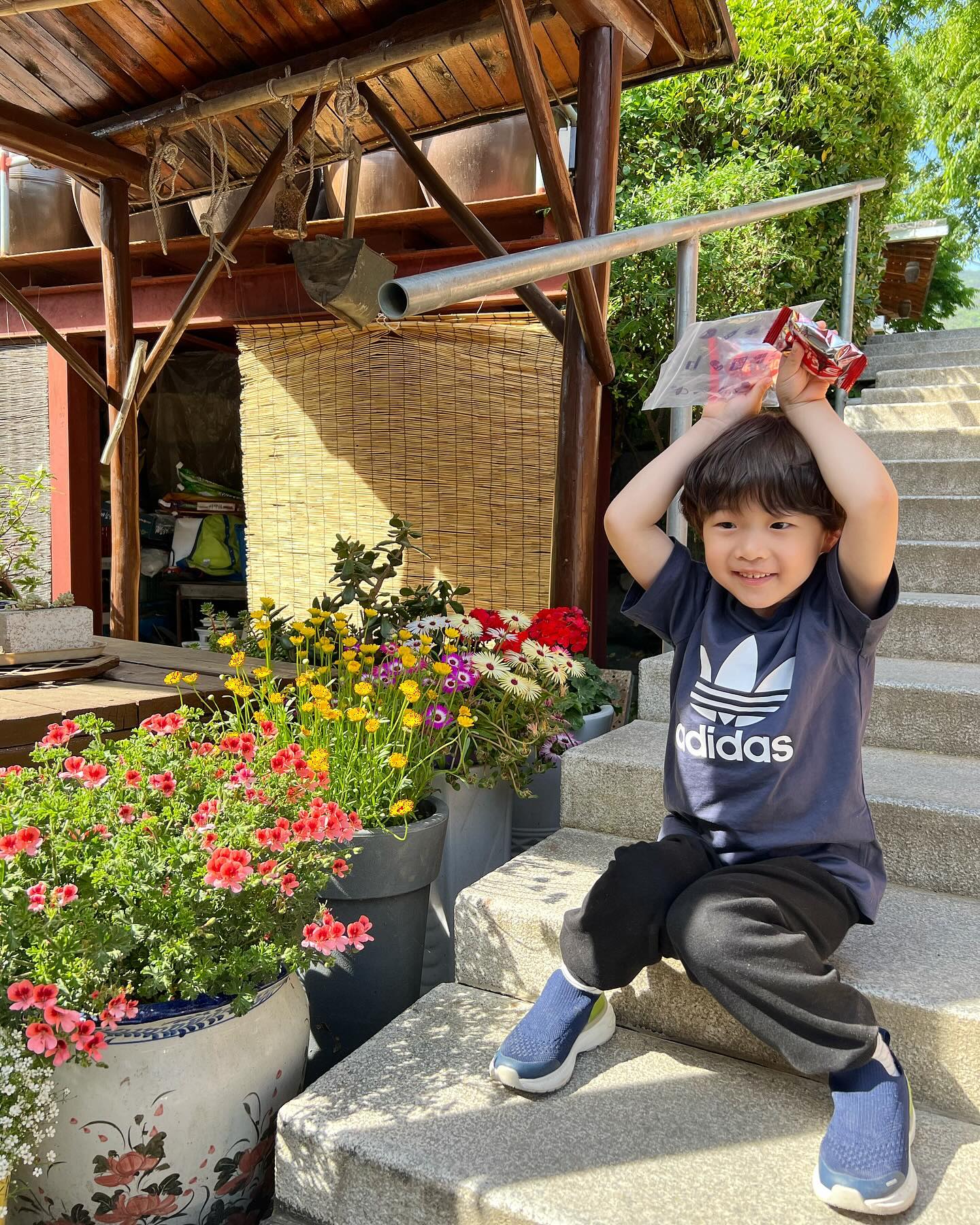 #어버이날💐 #존경합니다🙏🏻♥️
#사랑합니다🙆
오늘은 어버이날♥
사랑하는 어머니 모시고 드라이브 다녀왔어요 🚙💨
아빠와 엄마 학창 시절에, 봄 소풍 갔던 🎈팔공산으로요🚡
언제나 와도 늘 기분 좋은 곳 오늘은 할머니랑 다 같이 왔어요
분홍 분홍 했던🌸 벚꽃이 지고, 녹음이 짙어가는 5월이네요
초록 초록한 나뭇잎과 나무들도 너무 예쁩니다 완전 볼매 😍😍
팔공산 드라이브를 하면서 주변 맛집을 찾아보았어요 👀
어머니께서 추천해 주신 능이 오리백숙🦆 맛집으로 갑니다.
황토로 만든 프라이빗 방갈로에서⛺ 우래기들 신났어요🎶
오리백숙은 아이들도 먹을 수 있어서 넘 좋아요!! 유후~🤟
미리 예약을 하고 왔어야 했나 봐요.. 능이 오리백숙은🐤
1시간이 걸린데요..🙄🙄 주변 구경을 좀 더 하고 오려다가
아이들이 방갈로에서 너무 즐거워해서 기다리는 걸로 🙌
몸에 좋은 능이 오리백숙 맛있게 먹고 이야기 나누다 보니~
어느덧 해 질 녘이 되었네요😝😝 밖에 나오면 왜 이렇게
시간이 빨리 지나가는지⚡오늘 하루 사랑하는 가족들과❤
오래간만에 오붓하게 드라이브도 하고 맛난 음식도 먹으며
즐겁고 행복한 시간 보냈답니다. 사랑합니다 어머니🫶💕
늘 건강하시고 저희와 오래오래 행복하게 살아요💟
#5월8일🌹 #어버이날❤ #사랑하는가족들과함께한시간🫶
#팔공산나들이🌿🌳 #팔공산맛집🥘 #능이오리백숙🐥🍄
#삼형제그램👦🏻👶🏻👶🏻 #일상그램 #둥이그램 #소통좋아요🙌