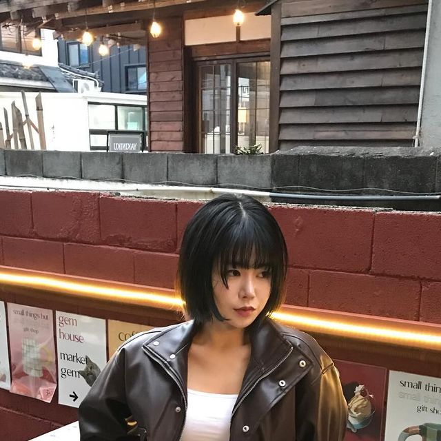 혜경/fashion on Instagram: "#광고 오버핏에 부드러운 가죽 소재인 비바브라운의 가죽재킷👌🏻 막 코디해도 꾸민것처럼 보이더라고(?) 추울때는 레이어드용으로 봄에는 저친구만 데리고 살겠어