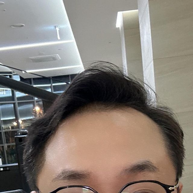  Arnold Kim(쫑특파원) on Instagram: "#협찬 
요즘 전 헬스에 한창 재미를 느끼고 있는 중입니다. 헬린이죠 ㅎㅎㅎ
저도 헬스를 하다보니 쉐이크를 먹어야 한다고 들었는데 일반 텀블러로 먹으면 
제대로 섞이지 않는다고 하더라구여🥲

그런 찰나 좋은 제품 하나 알게 되어 소개합니다.🥰

바로 “쿠스포츠의 스테인리스 쉐이커”입니다.❤️

이 제품은 주방용기 소재 중 가장 부식성 없는 스테인리스 304를 적용해서 환경호르몬 걱정이 없다고 합니다.😛
그리고 안에 쉐이크볼이 있어 찬물에도 물과 단백질보충제가 제대로 섞이데 도와줍니다 ㅎㅎ 입안에 걸리는게 없이 너무 편하게 먹을 수 있겠더라구요 ㅎㅎ

또한 원터치 밀폐 마개와 실리콘 패킹으로 새거나 흐르지 않았습니다.🥰
너무나 헬스에 필요한 쉐이커인것 같아요 ㅎㅎ😛

헬스를 하시거나 헬스를 막 시작할려고 준비하시는 분은 꼭 구매해보시기 바랍니다.

이상 쫑특파원이었습니다.❤️

  #쿠스포츠 #크라토스 #헬스 #오운완 #운동하는여자 #운동하는남자 #운스타그램 #헬스타그램 #유지어터 #다이어트 #헬린이 #운동소통 #쉐이커 #단백질쉐이커 #보충제쉐이커 #스테인레스쉐이커  @ku.sports"