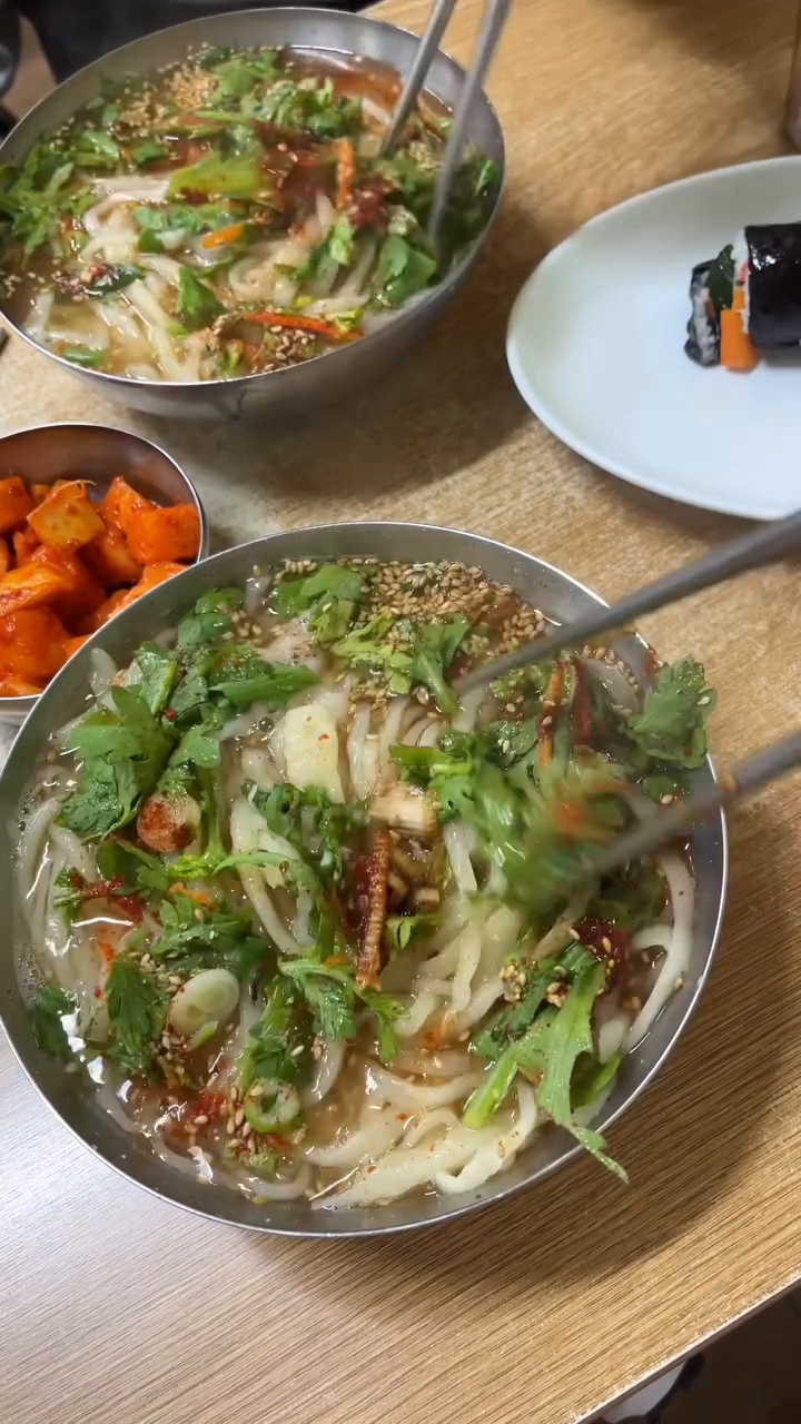 알죠? 이날씨에 꼭먹어야하는 음식🍜 저의 쏘울푸드 
서면시장 #기장손칼국수 ❤️❤️❤️

첫맛보다 마지막 국물맛이 찐입니다🥹
맨날 먹을수있음....🤍
제기준 부산 칼국수 원탑이에요💙

갑자기 추워졌네요 자다가 새벽에 얼어쥬글뻔❄️❄️❄️