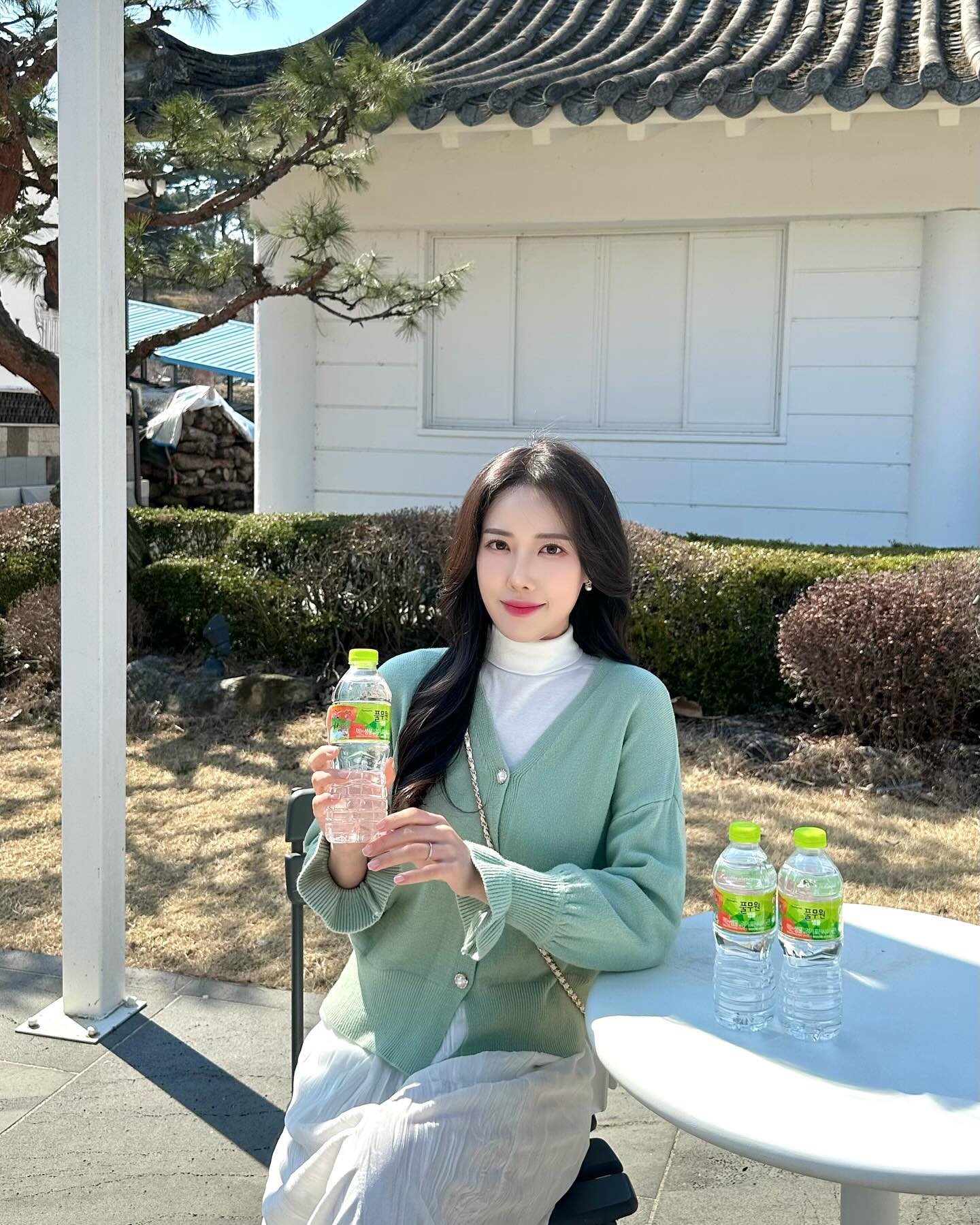 #광고 pulsaem 💚

본격적인 봄 환절기에는 수분 보충이 
특히나 더 중요한 거 아시죠? 

저는 평소에 천길 바위산의 깨끗함을 담은 화강암반수로 풍부한 
미네랄을 함유하고 있고, 국제 표준 인증 및 5개의 필터 정수로 
안심하고 마시는 풀무원샘물로 수분 보충을 해주고 있는데요💧

모두가 안심하고 마실 수 있는 ‘풀무원샘물’이
세계 물의 날을 맞아, 물의 소중함을 생각하는 
기부 챌린지 캠페인을 진행한다고 해요 ! 

물과 함께하는 일상에 오마이그린챌린지
스티커를 붙여 인스타그램에 공유해주세요 🙌🏻

많은 사람들과 물의 소중함을 나누고, 누구나 깨끗한 물을 
누릴 수 있는 지속 가능한 미래를 응원하며 인증샷 200개 달성 시 꿈을 가진 아동들이 꿈을 이룰 수 있도록 지원해주는 ‘월드비전 꿈아카데미’에 생수 2,000병을 기부한다 하니 다들 참여하자구요 ! 

인스타그램 스토리에 올리기만 해도 기부에 참여할 수 있고, 
추첨을 통해 추가 경품도 증정 한다고 하니 이번 세계 물의 날에는 뜻깊은 이벤트에 참여해보시는게 어떠신가요? 🧚🏻 

*필수태그 : pulsaem #풀무원샘물 #오마이그린챌린지 
태그해주세요 ! (3/8~3/23)

#오마이그린 #샘물 #생수 #미네랄워터 #먹는샘물 #배달생수 #생수추천 #물추천 #화강암반수 #omg #무라벨생수 #풀샘이 #세계물의날 #월드비전 #꿈아카데미 #기부챌린지 #챌린지 #이벤트