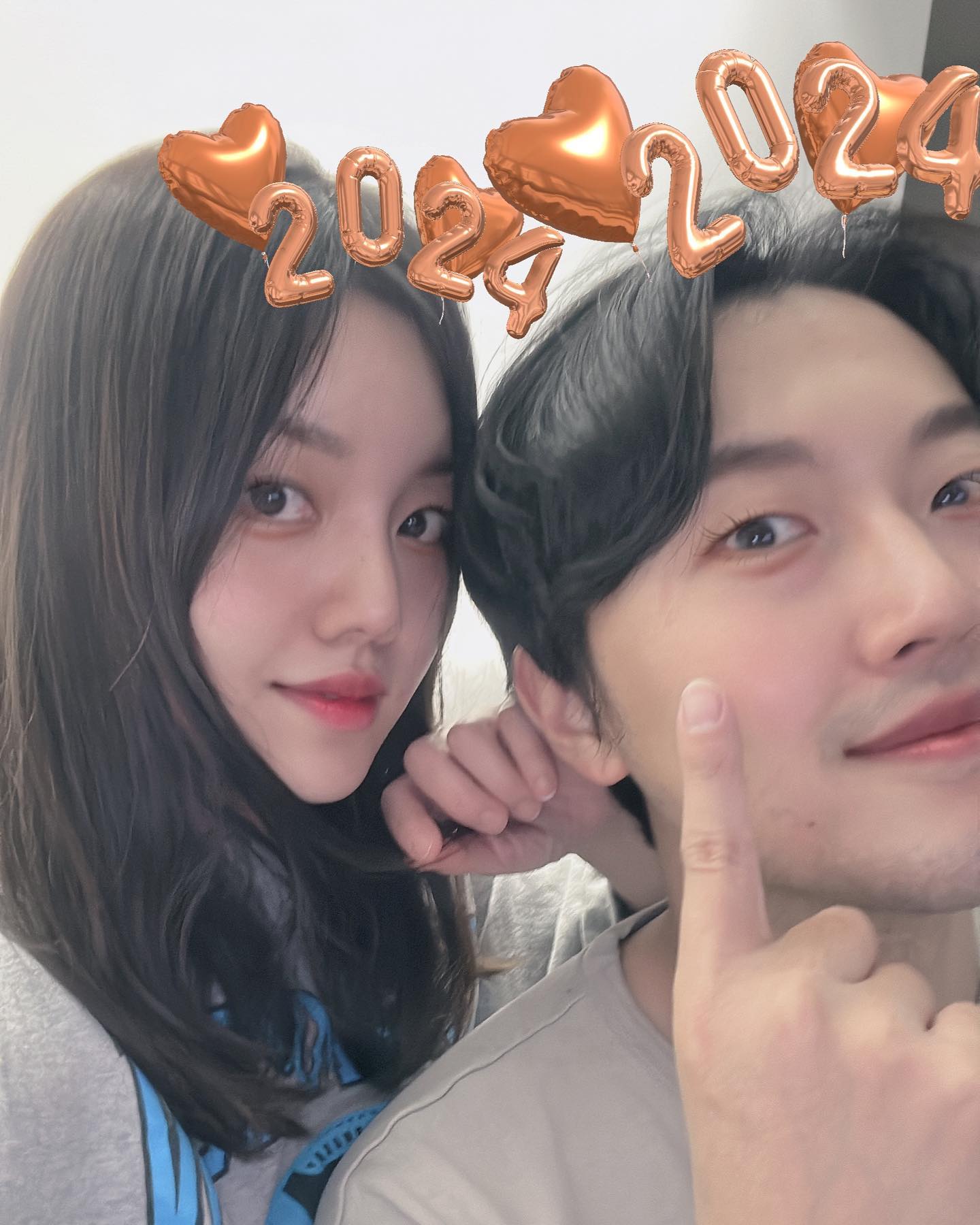 오빠랑 23년도에 이사도 하고 주원이 돌잔치도 하고
오빠 회사 이직도 하고 주워니랑 결혼기념일 3주년겸 제주도 여행도 가고 많은 일들이 있었네

이번에 안좋은일 겪고 자책도 많이 하고 힘들었는데
옆에 든든히 한결같이 내 마음 잘 토닥여주고 위로해준
오빠의 마음이 너무 고맙고 정말 든든함을 느꼈다
본인도 속상하고 힘들텐데 자기보단 내가 혹시나 안좋은 생각을
하거나 무너져서 이겨내지 못할까봐 날 더 걱정해준 마음으로
그렇게 나의 감정기복까지도 다 받아주면서 그렇게 지냈는데
오빠도 힘들텐데 라는 생각을 갖고 나서는 나도 같이 이겨내자 생각하면서 큰 돈은 잃었지만 내가족 건강 잃은건 아니니 감사함으로그렇게 잘 이겨내고 있다:) 한번씩 속상하긴 하는데 돈은 다시 벌면 되지,,,🥹 그래도 이번일로 오빠랑 서로 끈끈해진 부부사이로 좋은일만 가득하자는 오빠의 말로 좋은 생각만 하는중

늘 고맙고 늘 미안하고 늘 응원하고 늘 사랑해❤️
2024년은 우리 서로 말한 계획들 잘 이루고 행복한일만 가득하자

#instagram #daily #데일리 #소통 #셀스타그램 #selsta #데일리룩 #좋아요 #데이트 #부부스타그램 #2023년바이#2024년#잽효#려니