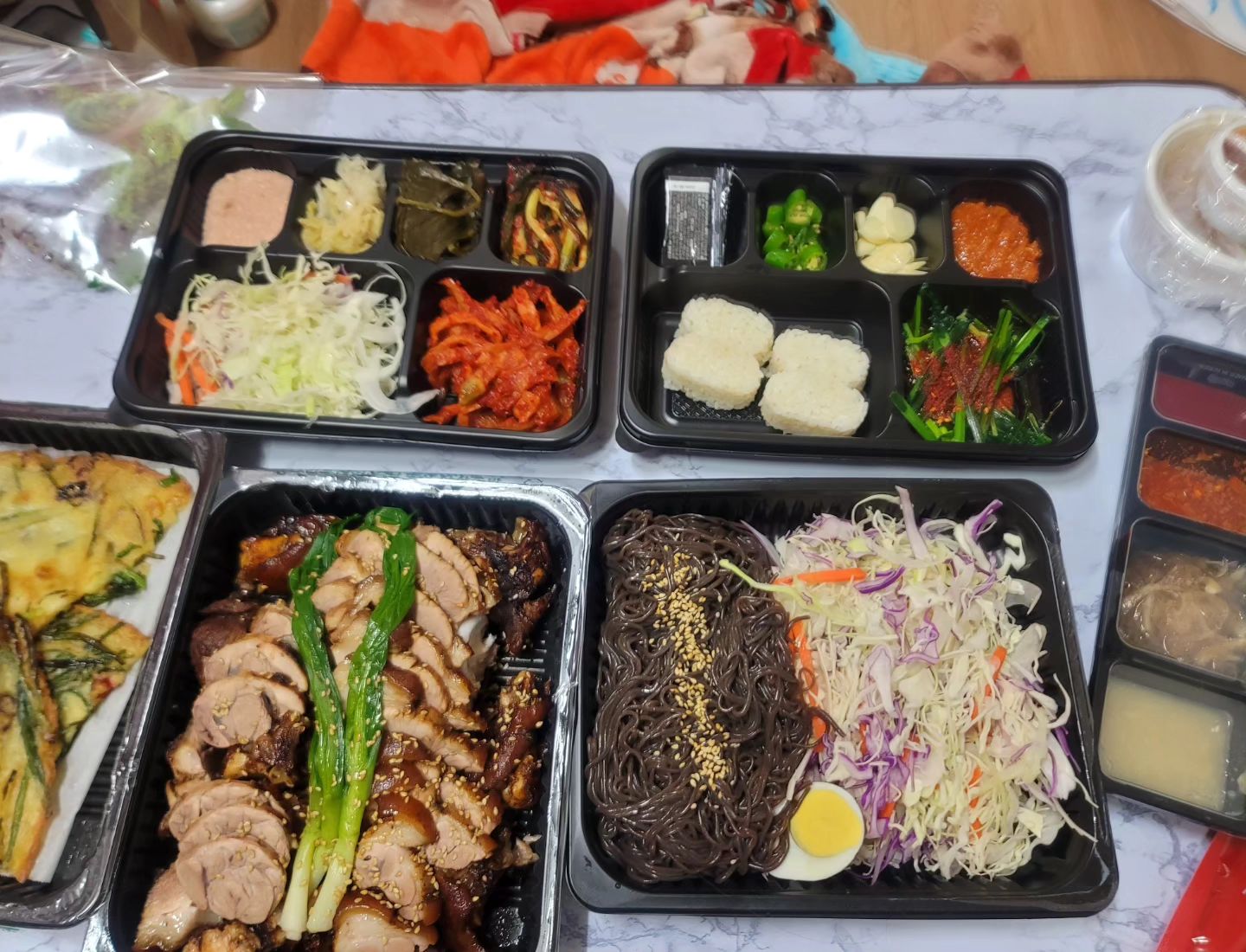 .
족발은 가끔 먹고싶을 때 있는데
그게 바로 어제였당

그래서 요즘 눈에 들어오는
완미족발 주문!!

요기 근데 진짜 미쳤어
5가지 팁이 있어서
다 먹어봤는데
전부 조합이 최고최고👍👍

어제 빔에 절여 둔 배추로
백김치도 다만들었고
넘 힘들었다😖😖

이제 쉬어야징😁