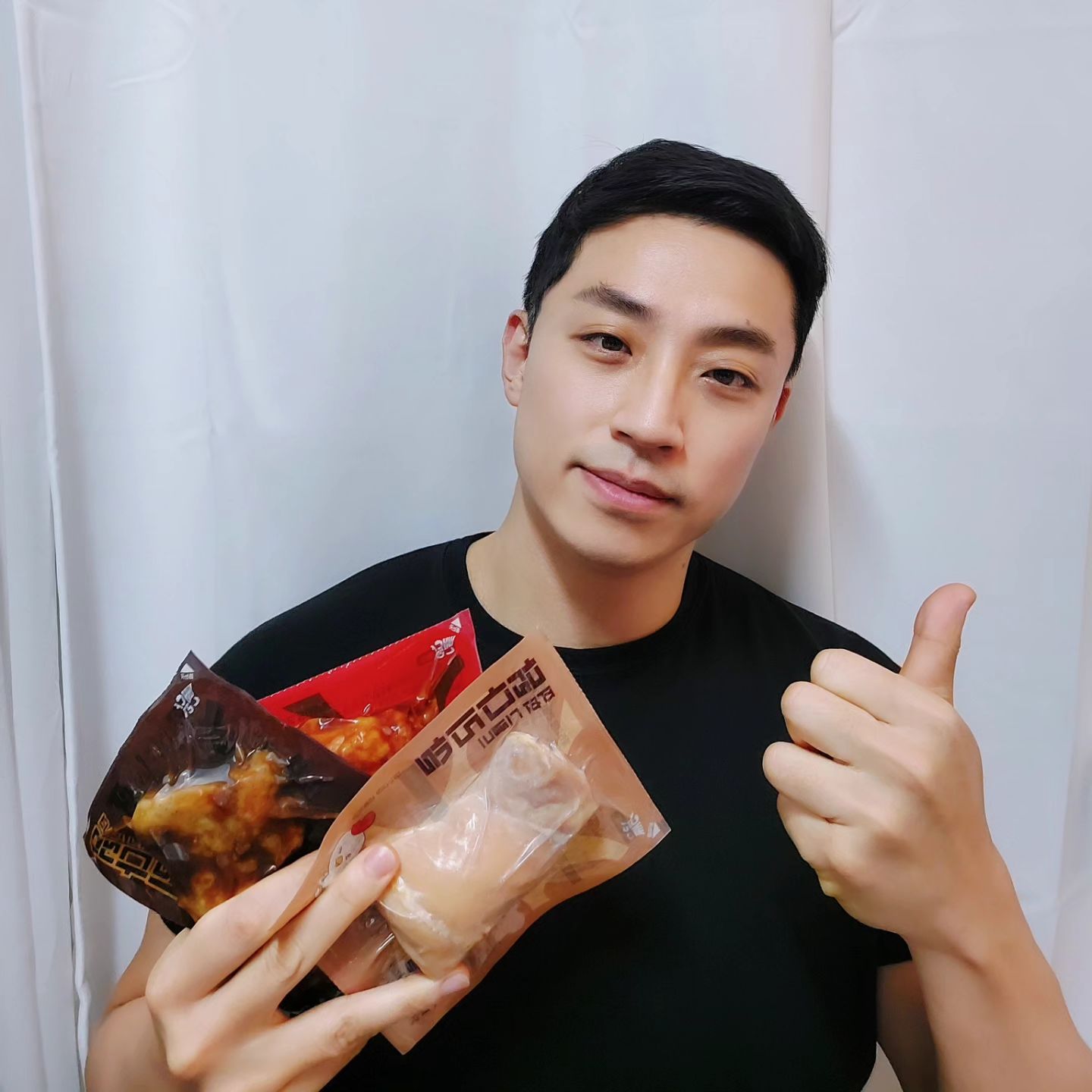 #협찬  새해계획으로 다들 운동 열심히 하고 계신가요? 운동하면 단백질 섭취때문에 닭가슴살 정말 많아드실텐데요, 요즘에는 퍽퍽한 닭가슴살 대신에 촉촉한 닭다리살이 대세라고 해요😄 <뺀닭 직화그릴드 닭다리살>은 신선한 닭다리살에 껍질과 지방을 최대한 제거해서 칼로리 걱정없이 맛있게 먹을 수 있는 제품인데요, 은은한 직화향이 들어가 있어서 마치 구운치킨과 맛과 식감이 정말 비슷해요👍

간이 잘 되어 있어서 전자렌지에 간편하게 데워 간식이나 야식으로 먹기도 좋고 숯불바베큐, 블랙알리오 같이 짭쪼름하게 양념이 되어있는 제품도 있어서 간단한 술안주나 반찬으로 먹기에도 손색없답니다🤟 에어프라이어에 돌려도 닭가슴살같이 퍽퍽한 느낌이 전혀 없어서 다이어트중 치킨대용으로 진짜 금방 먹을 듯!😍

간편하고 맛있게 즐길 수 있는 닭다리살 찾으시는 분들, 운동하면서 닭가슴살 질릴때 먹을 수 있는 대체품 찾으시는 분들에게 강력 추천드릴게요!!

bbaendak_official

#뺀닭 #닭다리살 #닭가슴살 #다이어트 #식단관리 #다이어트식단 #식단기록 #다이어트소통 #유지어터 #눈바디 #헬스 #보디빌더 #바프식단 #다이어터 #오운완