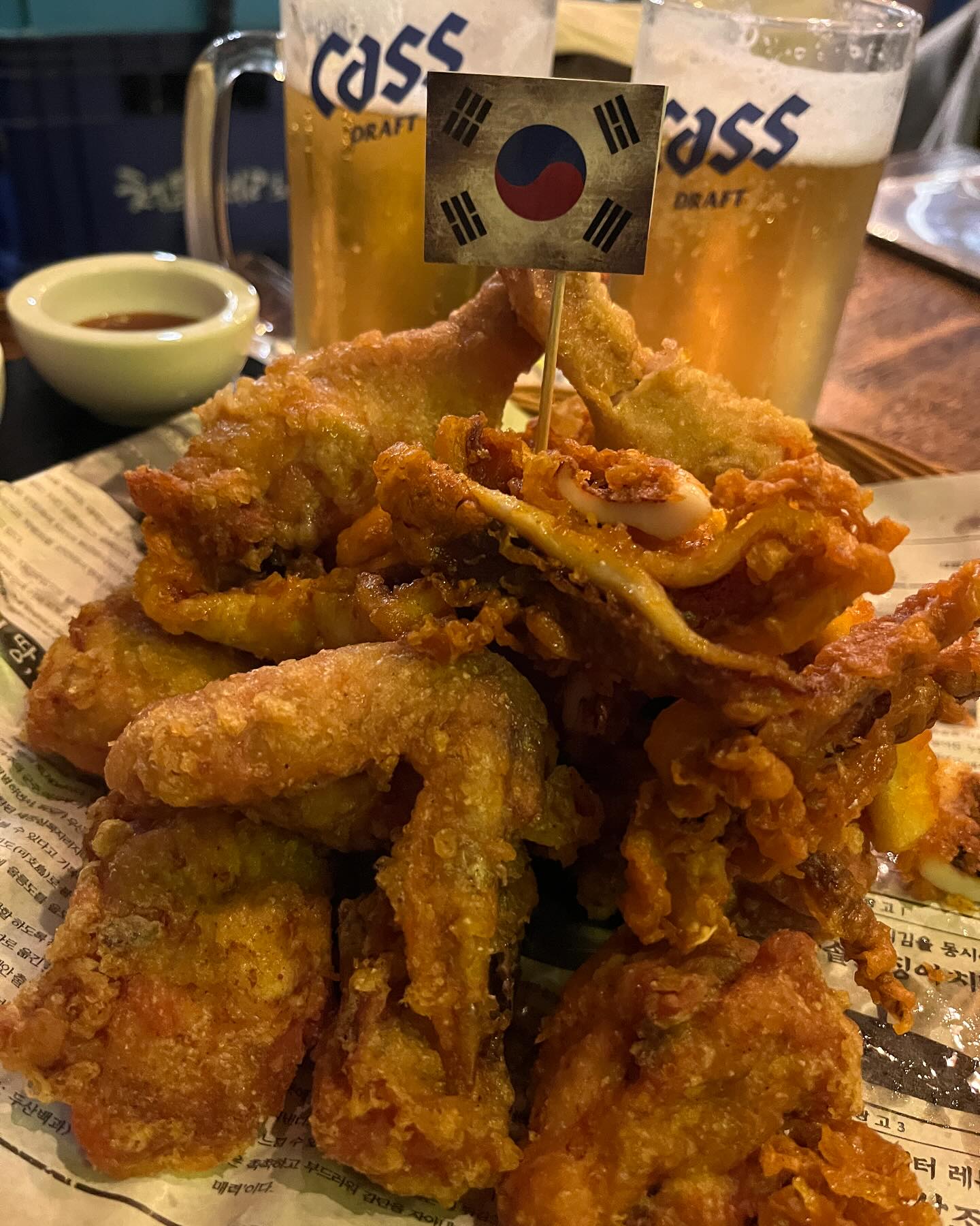 #협찬 #대한맥주집대학로점 daehanbeer00 
지~인짜 오랜만에 치킨이 땡겼는데
튀김 가득한 치킨말고 가마솥옛날통닭🍗
가마솥에서 바삭하게 갓 튀긴 가마솥치킨이 땡겨서
대한맥주집 대학로점에 다녀왔습니당👏🏻👏🏻👏🏻
대한맥주집에는 제가 젤 좋아하는
오징어튀김이랑 가마솥치킨을 한번에 즐길수 있는
가마솥오징어치킨이 있는데요! ! !
이거이거 아주 맥주랑 찰떡궁합이에요🍺😆🍺
갓 튀겨나와서 겉바속촉 닭다리 하나들고
오동통한 오징어 튀김에 생맥주 한잔이면
하루동안 쌓였던 피곤함 싸-악 사라지쥬☺️
금요일인데 맥주한잔 할 곳 찾고계시면
대한맥주집 대학로점으로 퇴근하고 고고🙌🏻

✅대한맥주집 크림생맥주가 아주 기가맥힙니더✅

🏠
서울 종로구 대학로11길 38-11 1층
🕰️
매일 16 : 00 - 01 : 00
📞
0507-1414-0815

#대학로 #대학로치맥 #맛스타그램 #먹스타그램 #가마솥치킨 #대학로데이트 #맛도리 #대학로소나무길 #혜화역맛집 #혜화역치맥 #대한맥주집 #가마솥오징어치킨