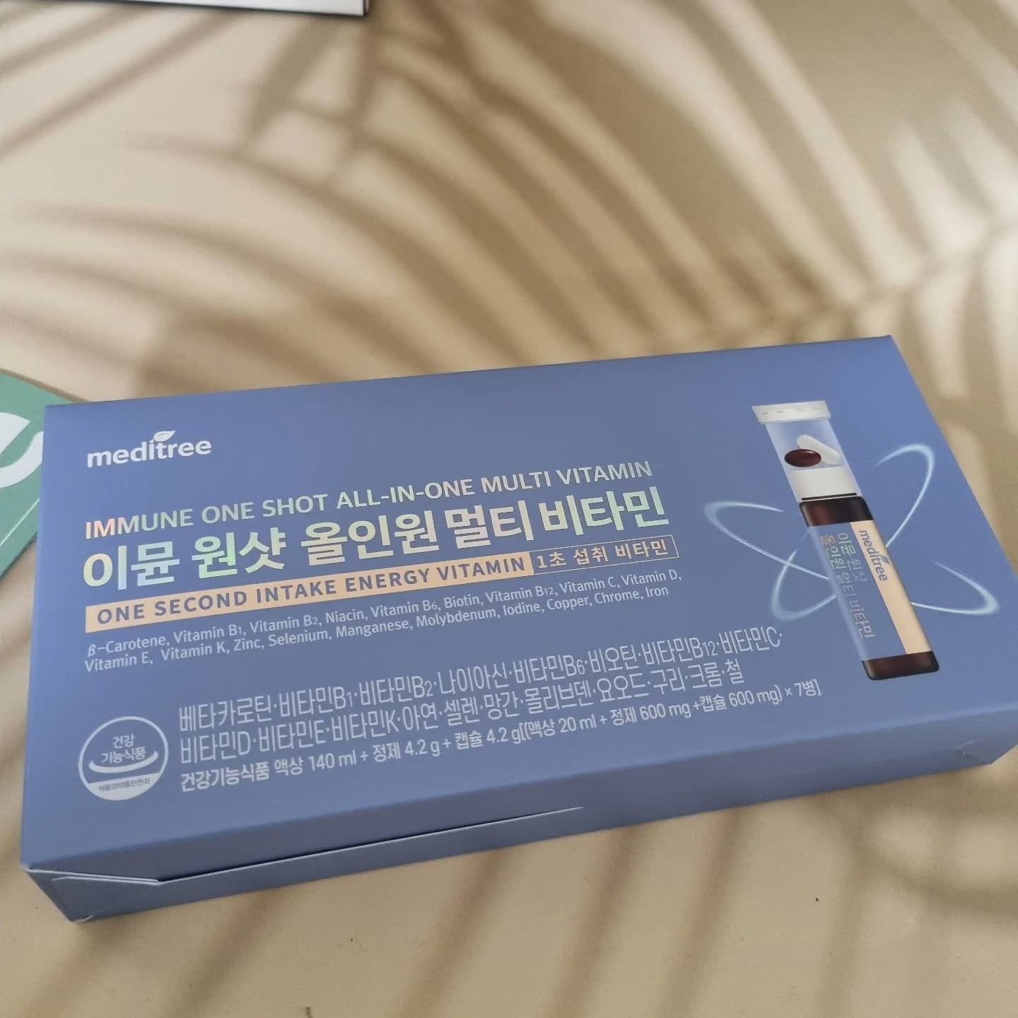 #이뮨 원샷 올인원 멀티비타민.

기말고사가 준비중이 딸..
그닥 공부를 하는것 같진 않은데..🤣🤣🤣
학원뺑뺑이를 하다보니..
피곤하다는 말을 달고 살길래 먹게된 비타민!!

비타민과 미네랄의 특성을 고려해 
액상과 정제, 캡슐로 구성되어 있어
알약두개와 포도맛 액상을 함께 먹으면
11종 비타민과 8종의 미네랄을 챙길수 있다고~^^

일일 영양성분 기준치 100%를 맞추었고,
한국인 생활습관에  맞춰 배합되었다는 올인원 영양제
이뮨비타민

수용성비타민은 활력을 위해 고함량으로 
담았다고 하는데..
우리집처럼 공부하는 학생들이
간편하게 하나씩 가지고 다니며 먹으면 좋을것 같다.

딸아!!
이뮨원샷 올인원 멀티비타민 먹고,
기말고사 열공해보자!!
힘내자 아자💚💚

#액상비타민 #올인원영양제 #수험생비타민
#직장인선물#명품비타민 #골다공증영양제
#성장기뼈건강 #비타민D#마그네슘#미네랄
#수험생 선물 #수능선물