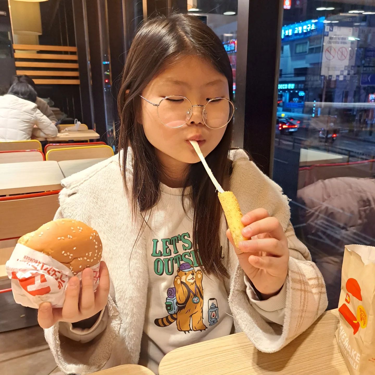 햄버거가 좋아서 이렇게 웃는건지,
엄마와 함께 하는 시간이 좋아서 웃는건지,
예쁘고 고마운 내새끼들

내가 없을 때 
동생들에게 엄마 역할을 해주는 큰보물
매일매일 따뜻한 말로 
나에게 에너지를 주는 꽃송이
내가 우니
"엄마 울지마, 우리가 있잖아~"라고
위로해주는 원스타

#너무너무사랑해
#너희가있어서
#오늘보다내일이더기다려져