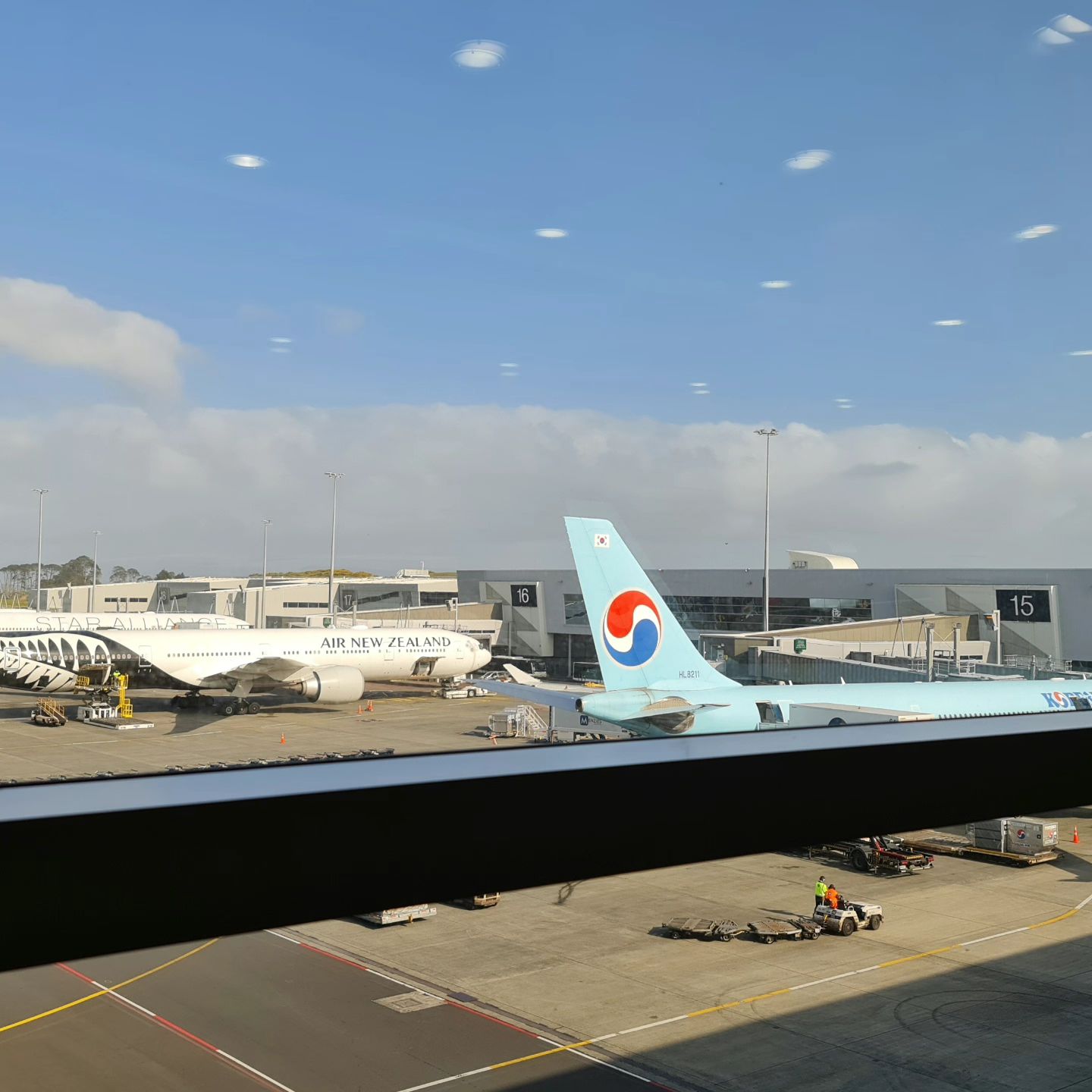17년만에 한국방문길에 오르고 17년동안 묵혀두었던 한국지폐를 사용했더니  ㅎㅎ 사람들이 놀란다 그리고 그냥 그돈은 기념비적이라 간직 하라고 하네요 2일째 날 아침 남편이  그리 먹고 싶어하던 순대국밥을 먹고 40년지기 친구 부부와 즐거운 시간을 보내고 숙소를 돌아와 넉다운.... 집에두고온 허쉬와퍼피가 벌써 보고 싶어진다...