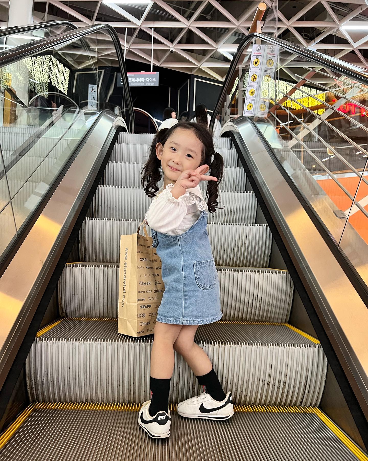 이모할머니가 새옷사주셔서 넘나 신났어용😎
청바지에 이쁜 털조끼도 샀는데 잘입겠습니당

쇼핑하고 주말 나들이좀 하려고했는데
왜이렇게 삭신이 쑤시고 피곤한지ㅋㅋㅋ😅

집에와서는 직접 고른 머리띠가 안예쁘다고 징징
울다가 자꾸 소변 실수를 하는데 다들 그런가요😭

#만3살아기 #3살언니 #쇼핑좋아하는아기
