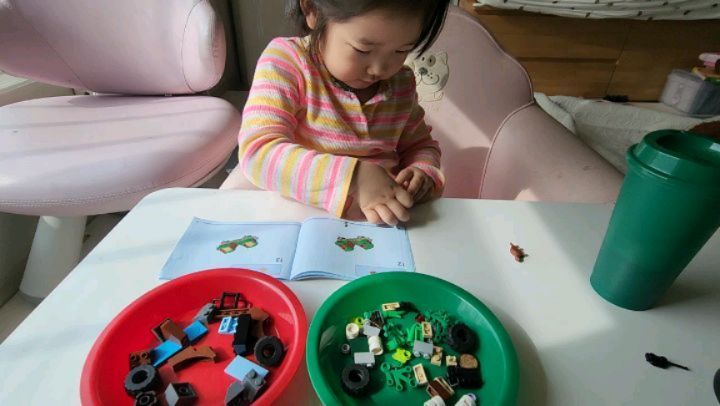 5세에 첫 레고박스를 완성하다!

반은 다음에할걸그랬어 집중력이 끝에 흐트러질줄알았지내가...
열심히 해줘서 기특해ㅎㅎ
1년묵혀놨나..... 핫딜로 8천원때?
 인가에 샀던거놨는데 ㅋㅋㅋ
있던걸로 새로운걸 창조하기란 쉽지않아...
만들어보고 만들어봐야 창조를하지...
쟌이보다는 소근육이 부족한 두찌.. 열심히 만들어보자!

#레고