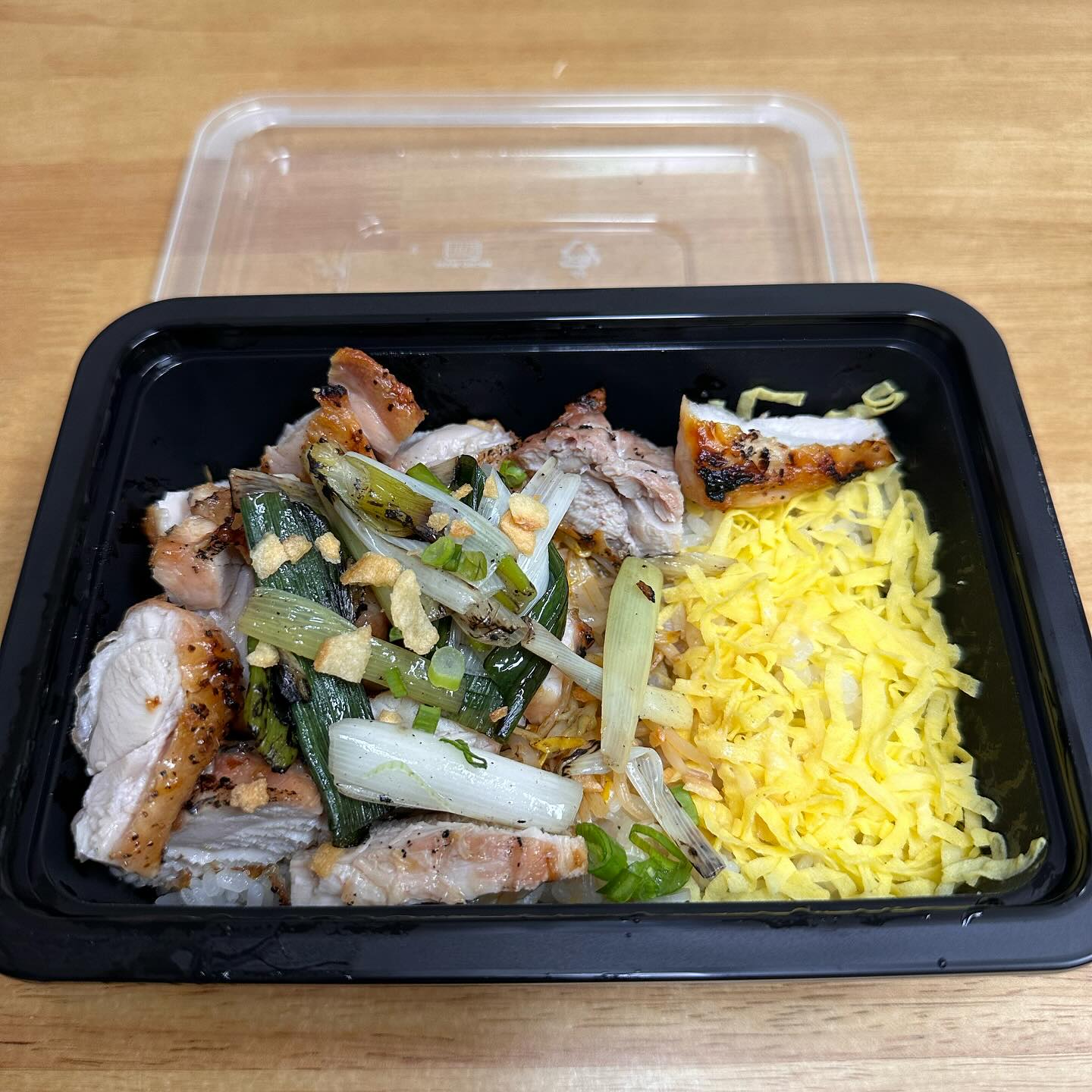 꽥꽥! 오늘의 맛집! #감탄계숯불치킨 

여러분들이 가장 좋아하는 치킨집은 어디십니꺼?🐥

저는 요즘 감탄계숯불치킨만 시켜먹고 있는데요, 치킨도 맛있지만

저녁으로 가볍게 시켜먹을 수 있는 소금구이 덮밥이 아주 맛도리!!

이번달만 6번은 넘게 시켜먹었덕….🐥🐥

치킨에 빠진 오리 어떻게 빠져나올 수 있덕?🐥 질릴 때까지 먹쟈🍗🍗

소금구이덮밥은 소금구이 치킨, 구운 파, 숙주나물, 계란지단, 불고기버거 소스맛이 나는 특제소스를 뿌려 나옵니덕!!

집주변에 매장이 많지 않아서 사시는 곳 주변에 감탄계숯불구이집이이따?

그럼 바로 주문 한번 해보십셔🐥🐥

숯불구이덮밥: 8000원
빠삭감자튀김: 4000원

#jmt #먹방 #맛집소개 #맛집스타그램 #맛스타 #추천맛집 #맛집탐방 #맛집그램 #맛스타그램 #맛집 #먹스타맞팔 #찐맛집 #전국맛집 #존맛 #맛집코스 #먹방스타그램 #맛집여행 #맛집공유 #오늘의맛집 #맛집추천 #맛집투어 #동네맛집 #먹스타그램 #먹스타