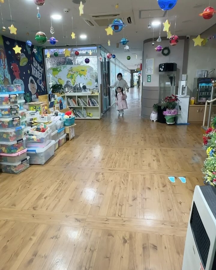 며칠전부터 얼집에서 수료식 연습 하더니
아빠한테 수료식 하는 날 꼭 꽃다발이랑 선물도 준비해서 
엄마랑 아빠랑 같이 데리러 왔으면 좋겠다고 (원래 버스타고 옴)
꽃은 계란후라이꽃(데이지)5개 핑크장미1개 빨간장미1개랑 
선물은 인어공주 신발을 받고 싶다고 ㅋㅋㅋㅋㅋㅋㅋㅋㅋㅋㅋ
지난번에 백화점 갔을 때 저 신발
내가 안이쁘다고 절때 안사주니까
뭐든지 다 사주는 아빠한테 선물로 받으려고 머리 쓰는 노쥬탱 ㅋㅋㅋㅋㅋㅋㅋㅋㅋ
엄마가 들으면 신발은 안된다고 할까봐 
아빠랑 단둘이 있을 때 얘기하는 취향확고한 여시콩새ㅋㅋㅋㅋㅋ
ㅋㅋㅋㅋㅋㅋㅋㅋㅋㅋㅋ내가 졌다
5살에서 6살 반으로 올라가는 간단한 수료식을
이렇게 거창하게 하는 애기가 또 있을까..
유치원 졸업식때는 어쩐담…😂
