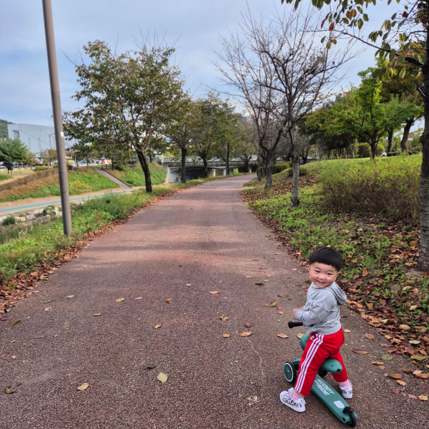 .
달리는 중에 떨어진 열매를 
어떻게 본건지 주워서는 
엄마한테 한올한올 따줘..🥹
감동 셀프로 만들어먹기ㅋㅋㅋㅋ
귀여운 빨간바지 빨대펜싱남🥰🥰

-
-
-

#남양주공원 #남양주아이랑 #빨대펜싱 #아기펜싱 #셀프감동 #데이트 #아들과함께 #산책길 #아기킥보드