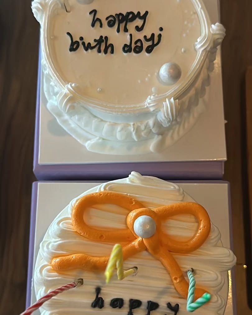 8월 자기들 생일모임🩷🩷
성격심리분석 상담도 받고
초밥오마카세도 먹고
생파도 하고
셋째자기덕에 옷나눔도 받고
나이,성격은 모두 다르지만
사랑하는 자기들과 함께라면
언제나 즐겁고 행복한 시간
마무리는 언제나 스티커사진.
오늘도 사랑한다 울예쁜이들🥰

#차차그램#함께라즐거워#고마워#생파#심리상담#초밥오마카세#오사이초밥#스티커사진#사랑하는#자기들#오래오래
