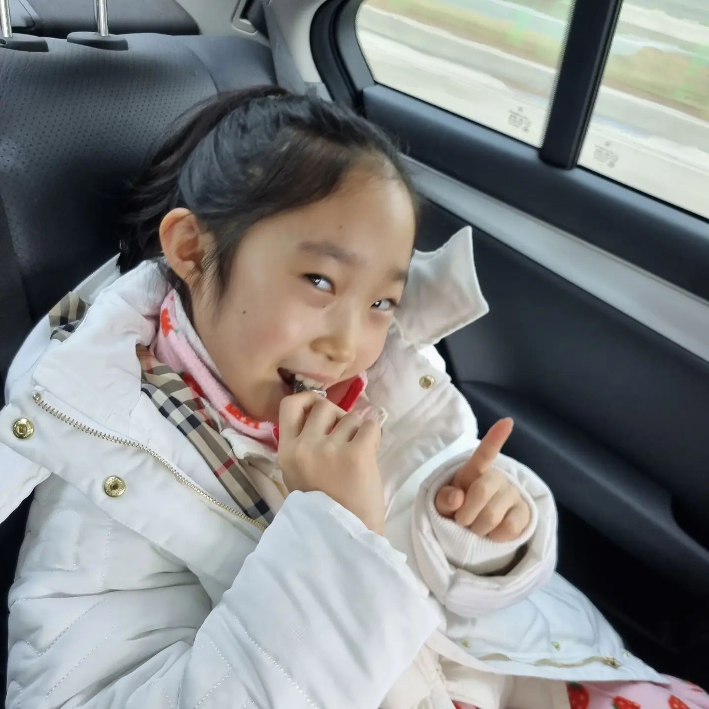 .
#🍀
초코한개만
더 먹을께요
😂😂
초코킬러
겨울만되면
초코를 얼마나 먹는지요
😂😂😂

마지막영상
어제밤 
마지막 스키영상이요
오늘은
노신다고
스키영상 못찍었대요
🤣🤣

#주말일상#주말나들이#초코사랑#초코킬러#이빨다썩을라#방학#초딩방학