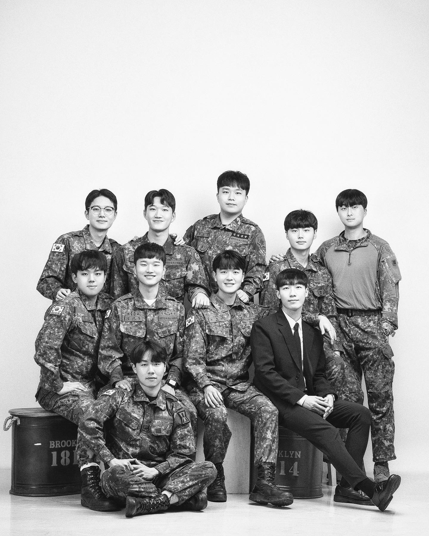 다치지 않고 전역해 줘서 고마워
고생했던 시간보다 훨씬 더 행복하자
.
.
.
#창원 #창원카페 #부산 #서면 #전역 #전역사진 #일상 #좋아요 #좋아요반사 #좋반 #좋반테러 #얼스타그램 #셀스타그램 #셀카 #daily #데일리룩 #데일리 #ootd #selfie #01년생 #22살 #2022 #오늘의코디 #followforfollowback #follow #선팔하면맞팔 #선팔 #선팔하면맞팔가요 #f4f #오오티디