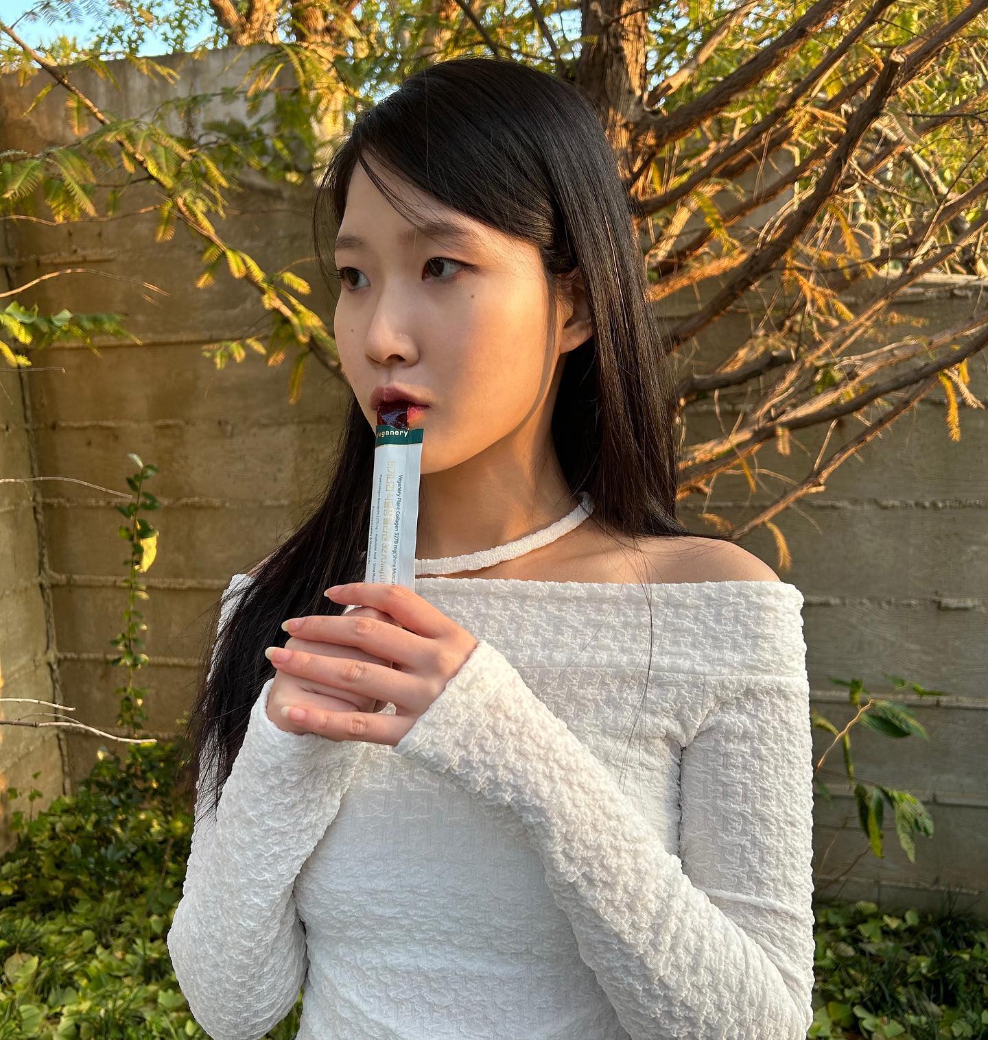 💨칼바람이 부는 요즘 밖에 나갈 때마다 필수로 챙기는 달바 콜라겐 부스터 젤리와 달바 비건 미스트 8%🤭

특히나 운동 후 달달하지만 설탕 제로인 샤인머스켓 콜라겐 부스터 젤리는 나에게서 떼어낼래야 떼어낼 수 없는 존재가 되어버렸고 미스트 또한 칼바람을 견디지 못 하고 건조해지는 피부를 막기위한 필수템이 되어버렸다😆🤗

dalba_piedmont veganery_official 
#veganery_by_dAlba #비거너리 #veganery #달바 #dalba #올리브영추천템 #다이어트유지템 #콜라겐부스터젤리 #피부관리템 #샤인머스켓젤리 #올리브영다이어트 #올리브영간식 #올리브영다이어트간식 #달바 #달바미스트 #달바미스트세럼 #온인원미스트#비컨미스트 #국민미스트