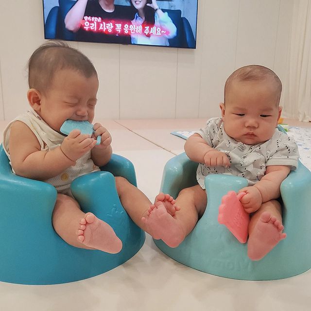 ℝ𝕠𝕦𝕟･ᴗ･ on Instagram: "#광고 포키포마에서 키염뽐짝한 치발기를 선물주셨어요🍻 아직 치발기가 어려운 로우니는 손에 꼭 쥐고 쪼뭉쪼물 손가락 운동을 입이 간질간질 가려운 은주