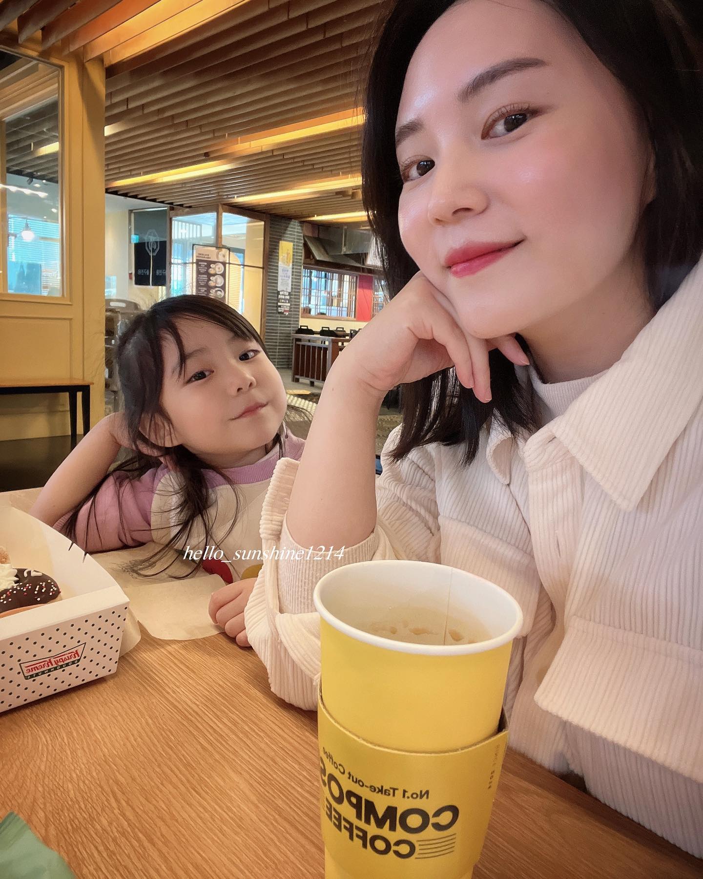 이제 사진찍는 포즈가 많이 닮아진❤️

#엄마랑딸 #모녀샷 #딸이랑둘이서 
#예쁜여섯살 #주말일상 #닮은포즈
#예쁜딸 #주말아이랑 #모녀그램