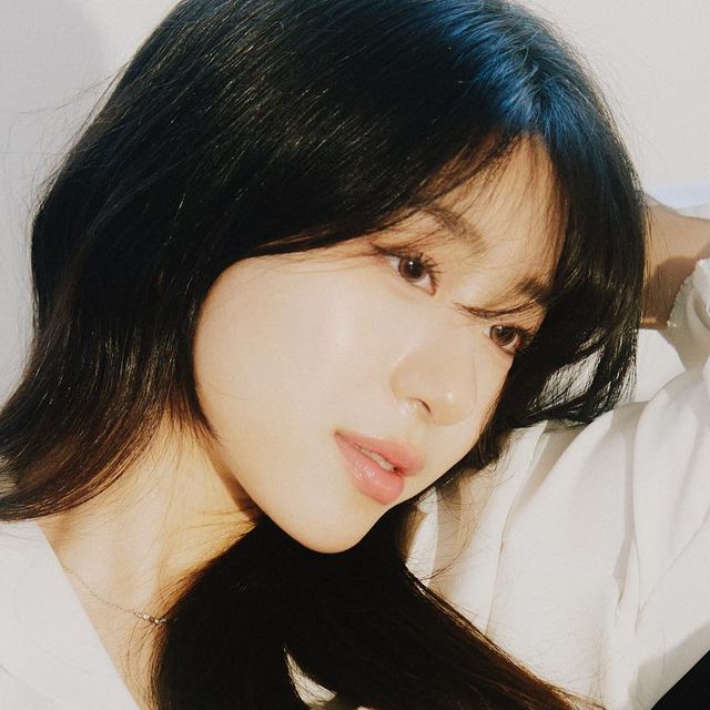 김유림 on Instagram: "#광고 @violet_standard_ New 프로필입니다! 특별한 분위기의 스튜디오에서 특별한 작가님이 너무나도 멋진 사진을 남겨주셨어요. 바이올렛 스탠다드 스튜디오는 보
