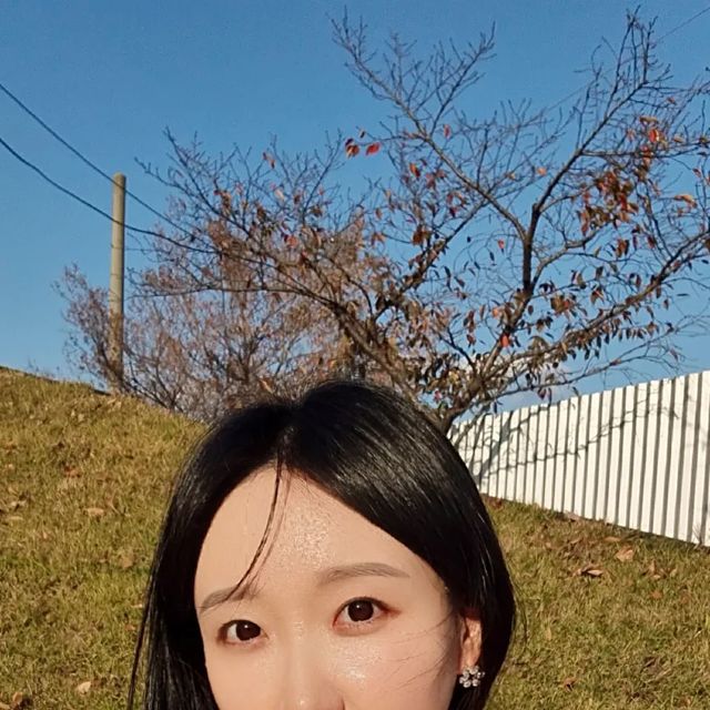가영(35) | 여행.일상.데일리룩 on Instagram: "#협찬 요즘 넘 건조하고 민감해져서 좁쌀 트러블도 장난 아니였는데 크림 하나로 완벽 해결! 하루종일 촉촉 물광피부 쌉가능👍 오하다 시카로지
