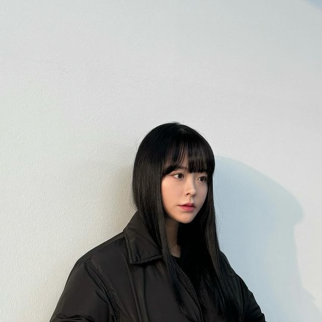  세은 on Instagram: "#광고 #비바브라운 @vivabrown_official 
추워도 크롭 숏패딩 하나쯤은 필수-🖤
은은한 광택감이 너무 예쁘다〰️〰️〰️

✔️POLY 100% 
✔️소프트한 터치감 / 은은한 광택감으로 고급스러운 무드
✔️루즈~오버핏 실루엣 바탕으로 제작된 크롭숏패딩 
✔️투웨이 지퍼 / 전체적으로 크롭 기장
✔️스탠다드 카라 디자인으로 러블리한 무드 연출 가능
✔️친환경적이며 알러지 반응이 적은 웰론 충전재 사용

#데일리룩 #패딩추천 #패딩 #레더패딩 #크롭패딩  #겨울아우터 #paddedjacket #パンツ #비바브라운x텍토리 #outer #setup #무신사 #무신사추천 #겨울코디추천 #크롭패딩추천"