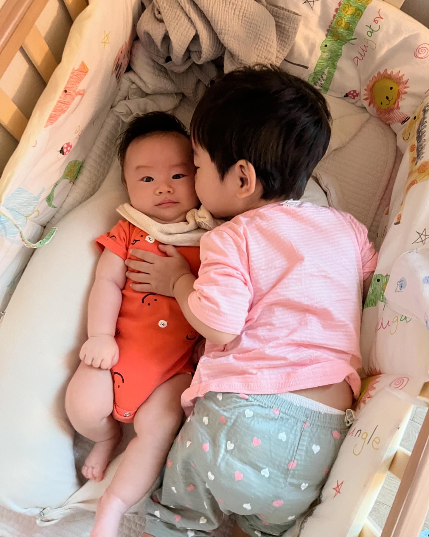아침마다 동생이 있는 방으로 도도도 달려가 잘잤니? 하고 물어보는 첫째. 일어나서도 멀뚱멀뚱 천장을 보고 있는 때가 대부분이지만 혹여 둘째가 울기라도 하면 괜찮아 우리 가족이 있어 라고 말하는데 신통방통하다. 전쟁같은 하루하루가 지나고 있지만 그 틈 마다 큰 사랑과 배려 웃음이 너희 가운데 늘 오가기를 엄마는 바래😁