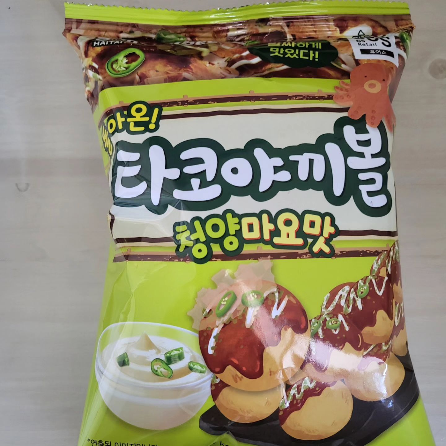 5년만에 다시 돌아왔다!, 돌아온 타코야끼볼 청양마요맛

2010년대 말, 단종돼서 아쉬운 과자로 자주 언급된 과자인 '타코야끼볼'이 5년만에 돌아왔다.
다만 첫 출시와 달리 GS25에만 한정으로 출시가 되었고 맛 자체도 마침 유행이 휩쓴 '청양마요맛'이 주축이 되어 지난달 말 출시되었다.

'타코야끼볼 청양마요맛'은 타코야끼의 특징을 그대로 구현한 콘스낵이다. 한입 크기의 옥수수볼에 문어를 갈아 넣은 타코야끼 시즈닝을 입혔고 여기에 한국인 입맛에 맞게 파슬리와 우스타소스를 더했다.

그에 더해 요즘 트랜드가 된 청양마요맛이 추가되어 맵단짠의 맛을 모두 느낄수 있다. 총 44조각이 들어가 있었으며 한 입에 먹을수 있어 편했던것 같다.

한줄로 요약을 하자면

간식으로 먹긴 좀 헤비한 편이며 짭짤한 안주가 필요할때 대체용으로 먹을만한 과자다. 기존 '타코야끼볼'을 좋아했던 분들이라면 대부분 좋아할듯 하다.

--
3.8/5

재구매 의사 O
--
#신상스타그램 #타코야끼볼 #돌아온타코야끼볼청양마요맛 #돌아온타코야끼볼 #타코야끼볼청양마요맛 #해태제과 #해태가루비 #유어스돌아온타코야끼볼 #유어스돌아온타코야끼볼청양마요맛 #GS25 #편의점신상 #편의점신상리뷰 #재출시 #과자재출시 #foodie #snacks