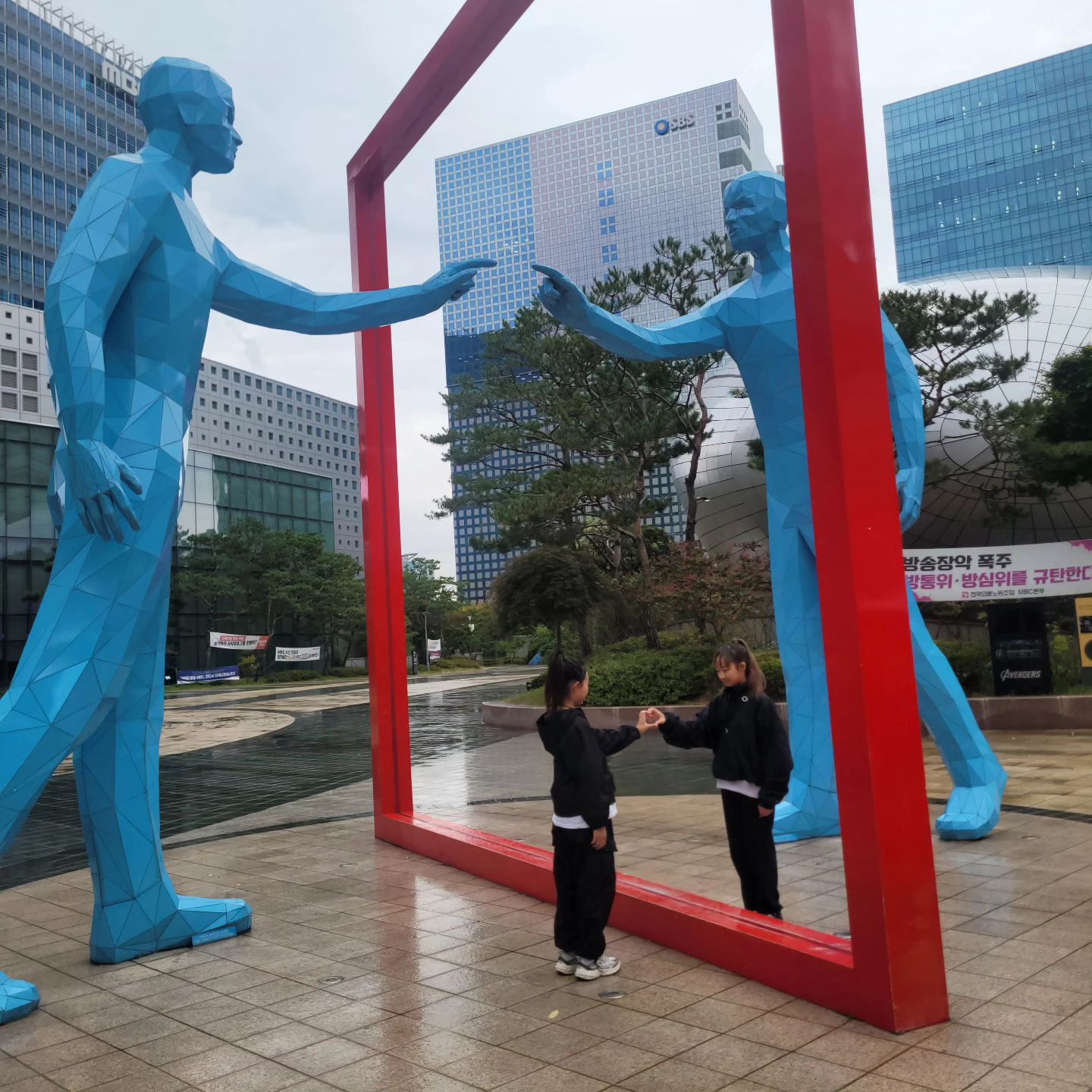 💓

찐친과 함께 비오는 날 데이트☔️
코디 무엇?? 둘이 이너에 양말까지 똑같이 입은 날ㅋㅋ
궂은 날씨지만 친구와 함께니 세상 신난 하루🥰

#비오는날☔️
#날씨는우울하지만 
#친구와함께👭 
#무조건행복이지❤ 
#급데이트
#당일
#땡땡이
#친한친구는닮아가는듯
#너희우정
#응원해