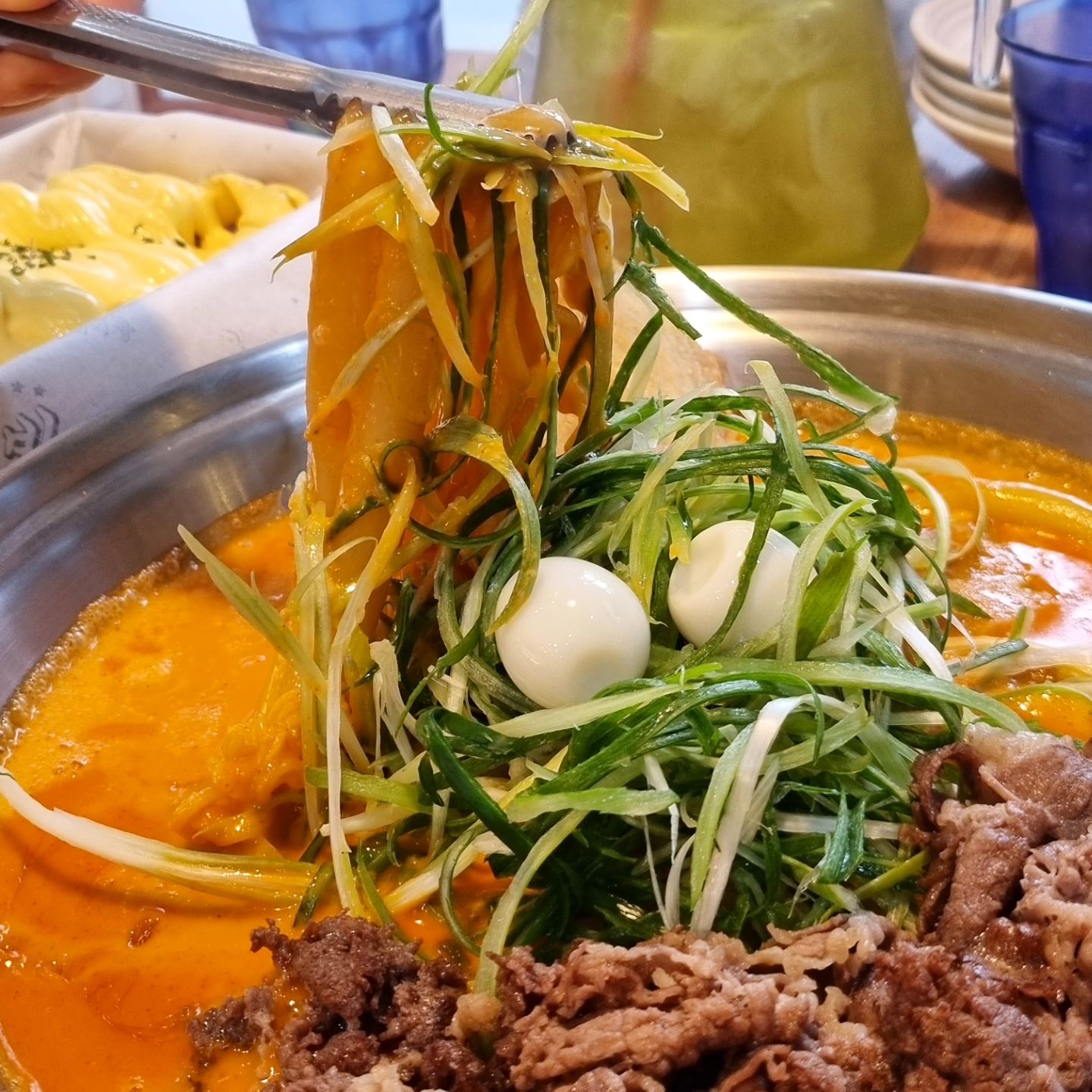오랜만에 청년 다방에 떡볶이 먹으러 출동!🙌
세트메뉴가 다양하게 있어서 취향에 따라 선택 가능
차돌로제에이드세트로 픽!✌️
차돌과 파채가 가득 들어있어서 맛있었던 떡볶이🥘
길쭉한 밀떡이 들어가 있어서 먹기좋게 잘라먹으면 돼요
로제 소스는 은은하니 좋았고 떡에도 양념이 잘 베여있어서 
청포도 에이드는 봉봉 음료가 생각나는 맛이었고
버터 갈릭 감자튀김은 진짜 소스가 왕창 뿌려져서 나왔어요
개인적으로 적당히 뿌려지고 찍어 먹을 수 있게 나오면 더 좋겠다는 생각!
내부에 크리스마스 장식도 해둬서 연말 느낌도 뿜뿜☃️

@같이떡볶이먹으러가자!

🎈청년 다방 창원시티세븐점
✔️경남 창원시 성산구 원이대로 320 3층 e-308호
✔️영업시간 매일 10:50~20:50
✔️055-600-5733

#협찬 #리뷰노트 #시티세븐맛집 #시티세븐 #컨벤션센터맛집 #창원청년다방 #청년다방 #떡볶이 #차돌로제떡볶이