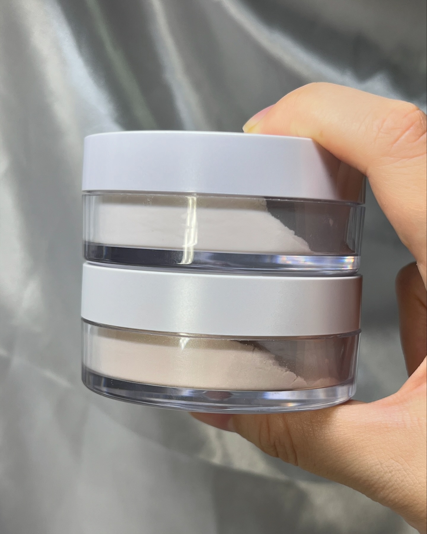 #제품제공 (의무X) & #내돈내산
[BYUR] Serum fit loose face powder 01 Clear & 02 Pearl
바이유어 세럼핏 루스 페이스 파우더 01 클리어 & 02 펄

클리어는 예전에 체험단이었고 펄은 제가 직접 샀어요.
본통을 보면 클리어는 화이트고 펄은 약간 미색이 돕니다.

퍼프 더러운 거 보이시죠 핳
제가 찐으로 휘뚜루마뚜루 잘 쓰고 있습니다.
퍼프 교체하고 싶네요...

부피가 좀 크다는 게 장점이자 단점.
부피가 큰 만큼 퍼프도 커서 편해요.
어디 들고다니기는 불편하고요.

근데 예전보다 뭔가 요즘 중간마개열었을 때 파우더가 많이 튀어나와있는 것 같은데 기분 탓일까요.. 열다가 옷에 자주 흘림..

클리어 쓰다가 펄 쓰면 펄 입자 때문인지 좀 포슬한 이물감(?)이 들기도 합니다. (그치만 잘 씁니다) 광채나는 느낌 못잃어.. 영상으로 차이를 담아봤어요. 클리어보다는 아무래도 모공이 좀 보이는 편..

사진 비포애프터는 클리어입니다. 

자, 저는 이제 루미너스 파우더가 궁금해요..

.

.

.

#바이유어 #바이유어파우더 #파우더추천 #루스파우더 #루스파우더추천 #파우더 #byur #makeup #powder #loosepowder #세럼핏루스페이스파우더 #facepowder
