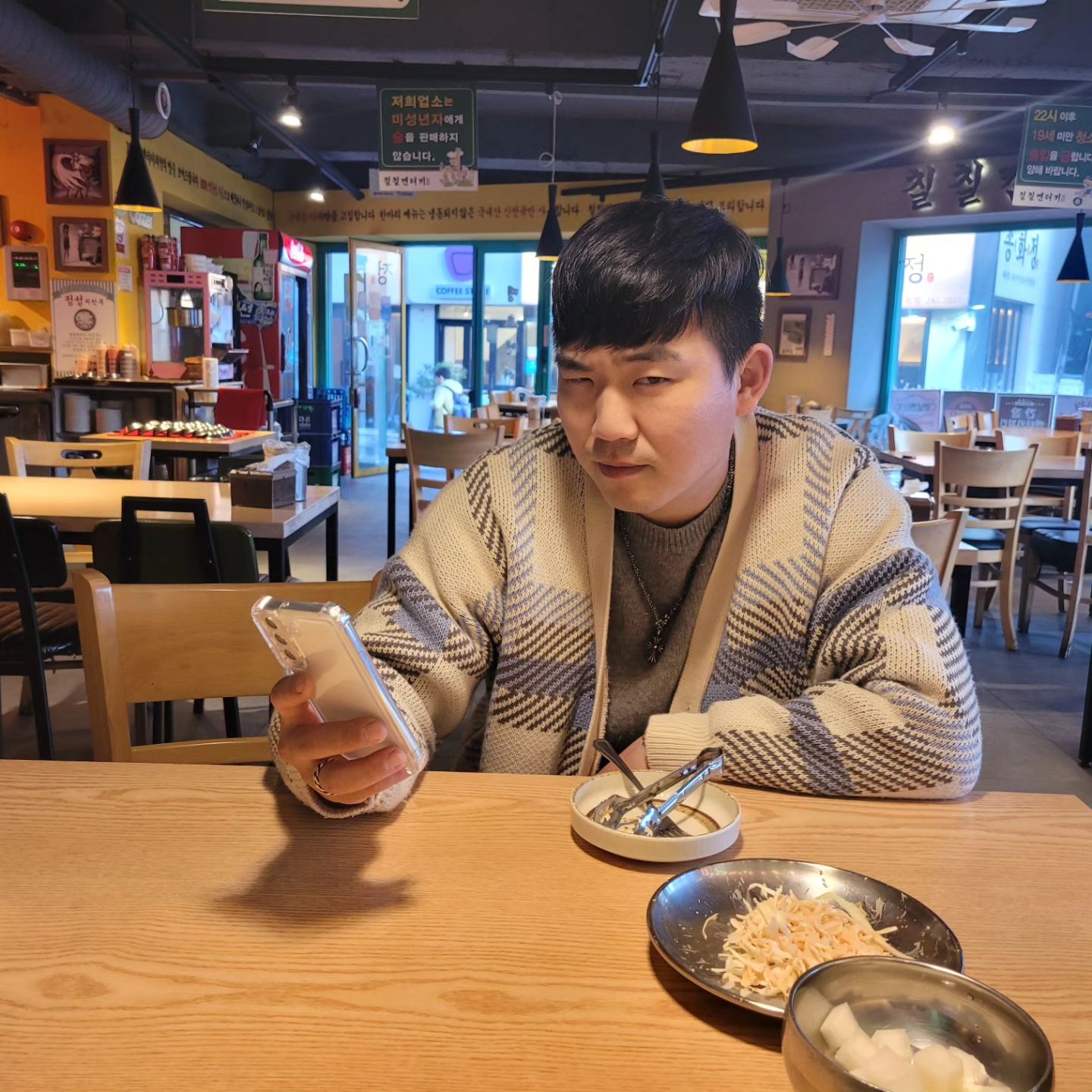 .
#꾸꾸랑❤️ 

카페 갔다가 성희언니 만나서 에그타르는 받고
언니딸 서윤이도 보고ㅋㅋㅋㅋㅋㅋㅋ

송도용궁구름다리 가려고 했는데..마감시간🥲
그래서 #칠칠켄터키 먹으러 갔다지ㅋㅋㅋ

근데 오빠 예쁘게 쳐다봐야지_!!
뭘 봐_!!🤨🤨🤨
#이노옴 
.
.
.
.
#뽀로로는 
#오빠랑놀기바쁨