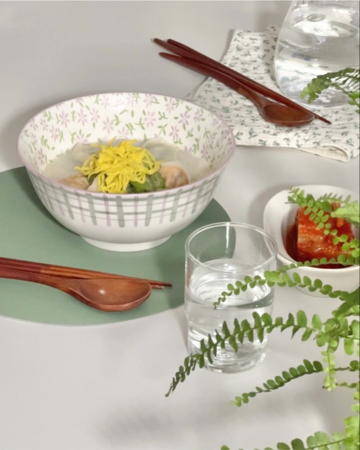밖에는 얼마전에 내린눈이 아직 녹지도 않고 꽁꽁 얼어있지만 우리집은 이미 봄맞이 진행중!
⠀
떡만두국 따끈하게 끓여서 예쁘게 담아먹으니
곧 설에 만날 가족들도 생각나고 
자주 먹는 음식이지만 이날은 정말 맛있게 먹은 것 같아요.
오늘은 내가 끓여줄게! 라며 호기롭게 시작했지만 
결국 배고팟던 김대감이 기다리다가 등장 하면서 
초스피드로 마무리🤭
저희 김대감 김치도 예쁘게 담은것좀 보세요.
(내가 올린 수북한 지단이랑 너무 비교되는.....)
⠀
정성스럽게 만들어 예쁘게 담는 과정도
좋아하는 사람이랑 마주 앉아 먹는 식사도 소소하지만
없어서는 안될 소중하고 확실한 행복이라는걸 
다시한번 느껴요:-)
⠀
이번에 완전 귀엽고 예쁜 냄비도 데려왔는데 그때는 기필코...
저 혼자 요리를 완성해 보겠어요!
⠀
⠀
〰 봄내음 가득한 면기 2P
〰 도톰한 4중지 살림 거즈행주 L 도라지꽃
〰 데일리 유리컵 6P세트 245ml
⠀
찬기도 예전에 구매한 모던하우스 제품이예요.
⠀
⠀
⠀
#모던한우리집 #모던한일상 #새로움이시작되는하우스 #신혼집주방 #봄맞이 #모던하우스인테리어 #작은집 꾸미기