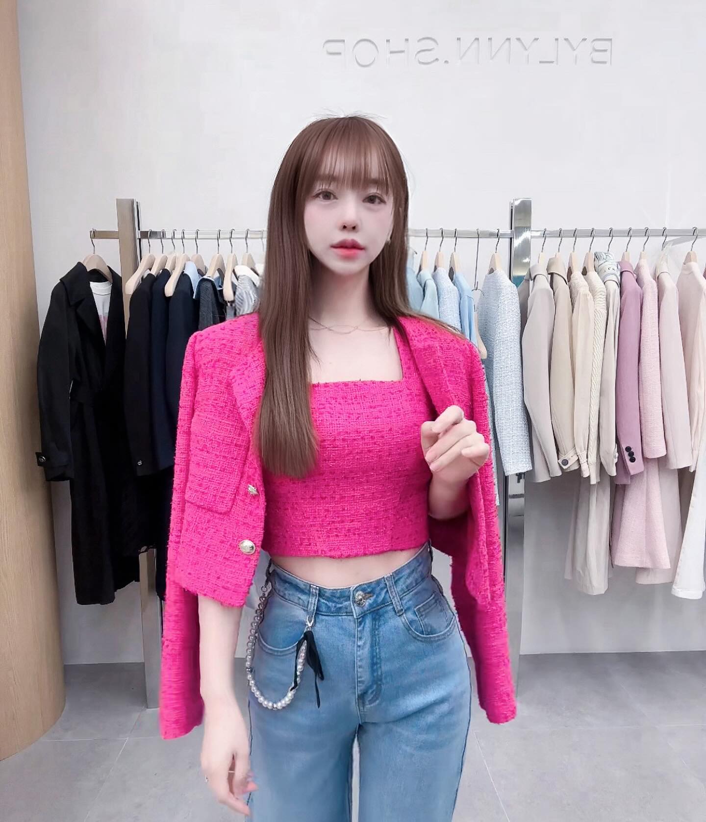 #광고 #sponsored bylynn.shop 

BYLYNN.SHOP ✨

시작을 완성하는 샵 ..🥂
모든 여성의 새로운 시작을 응원하며 
소중한 순간을 더욱 빛내주는 바이린샵 
세련된 수트 부터 러블리안 원피스 까지 
세상 모든 여성들의 취향가득 한곳 
바이린샵 이 첫 오프라인 매장 
스타필드 수원점 3층에 오픈 했어요 🔖
 
피팅하는 거 마다 예쁜거 옆에 예쁜거 🙈🤍
 라인어디션, 라인스튜디오원, 
케네스레이디, 디어케이 등 
바이린샵의 대표 브랜드를 한곳에서 
만나보아요🧥👖👗♥️

 bylynn.shop
yulyul_j 
 #바이린샵#스타필드수원 #오피스룩 #러블리룩 #여성투피스
#트위드셋업 #데이트룩 #kbeauty #릴리앤율 #패션인플루언서 
#뷰티인플루언서 #lifestyle #뷰티모델 #의류촬영 #뷰티인플언서
#핑크트위드 #러블리룩 #소개팅룩💕 #핫핑크 #청바지코디