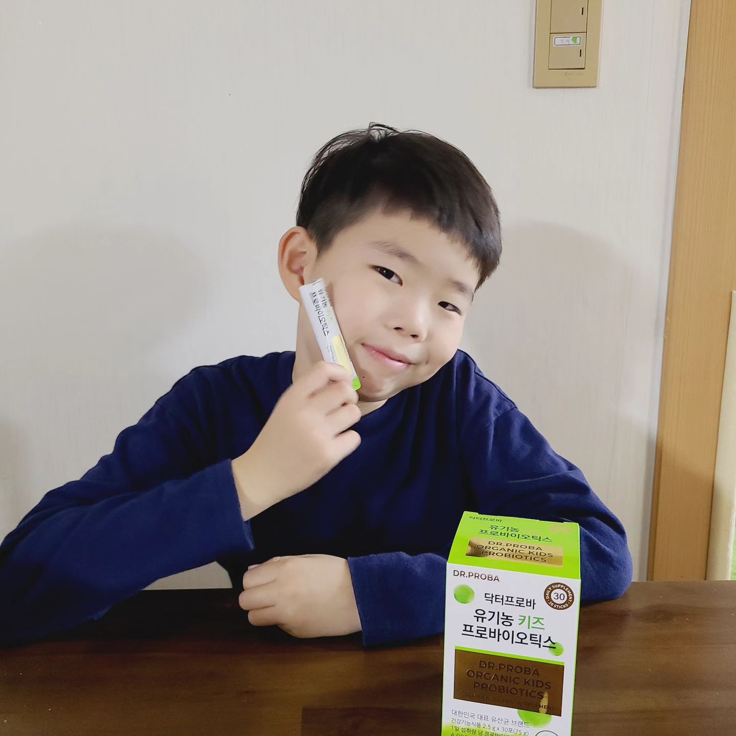 #협찬 #유산균
아이 유산균 바꿨지요🤩

특허 유산균+유기농 인증을 받아 리뉴얼 업그레이드 된
닥터프로바 유기농 키즈 프로바이오틱스👏

📌신선함이 살아있는 생 유산균!
보장균수가 40억마리.
유산균의 먹이인 프리바이오틱스까지 부원료로 들어있는 신바이오틱스 제품🤩👍

🙋매일 챙기는 아이유산균~
닥터프로바 키즈 유산균은
특허균주를 포함한 총 14종의 균주가 함유되어 있고, 5가지(이산화규소, 스테아린산 마그네슘, 감미료, HPMC, 합성향료) 첨가물이 없다!!

고소한 곡물맛이 나서
뻥튀기같다는 유산균ㅎ

화장실 가는걸 불편해하는
소식쟁이라 
닥터프로바 유기농 키즈 프로바이오틱스로 유산균 바꿔봄🧑‍🏫

하루 1포로 아이에게 유산균을 간편하게. 맛있게~!😁
이제 화장실 웃으며 다녀오자😂
.
.
#키즈유산균 #어린이유산균 #유아유산균 #아이유산균 #프로바이오틱스 #닥터프로바 #유기농 #유기농유산균
centralpharm