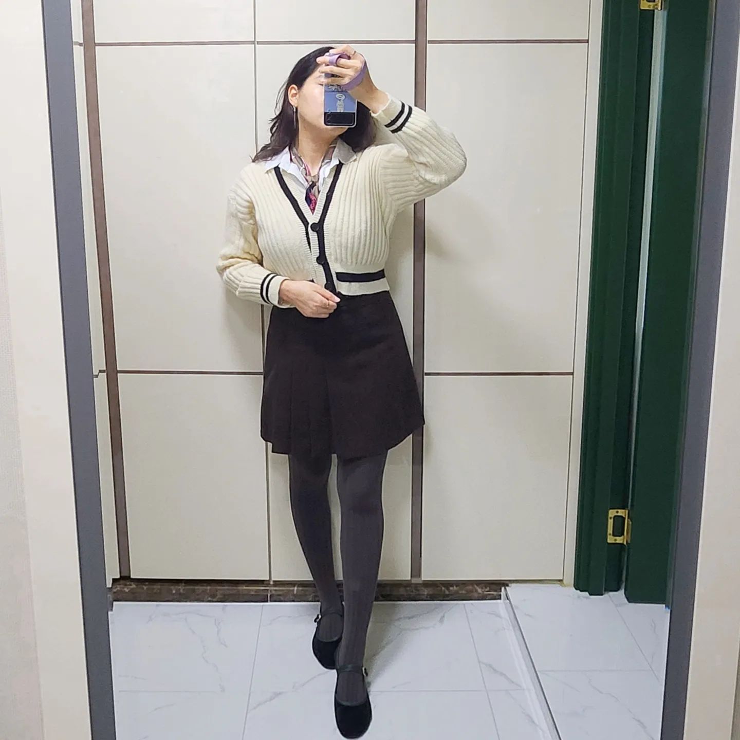 2023.02.19. 오늘의 #데일리룩 #주말룩 
오늘 다들 주말 어떻게 보내고 계시나요?!
오늘 전 대학 선배의 돌잔치가 있어서 갔다왔답니다ㅎㅎ
아기들은 언제나 봐두 마냥 귀엽고 이뻐요💕

🤍 #빈티지아이템 크롭 가디건
🤍 mixxo_korea 스커트
🤍 chanelofficial 쁘띠스카프

스카프는 얼마전 언니네가 스페인 여행갔을 때 형부가 선물로 사준 아이템이예요ㅎㅎ
오늘 첫 개시 한 날! 쁘띠스카프는 처음이라 아직 코디하는 게 어색하네요🤣🤣