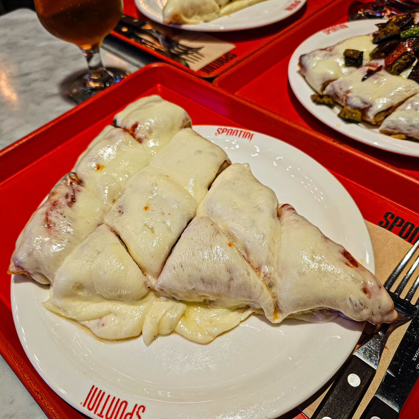 치즈가 흘러넘치는 피자, 스폰티니🍕
퐁실한 빵의 반전은 밑부분의 바삭함
토핑은 모짜렐라치즈가 2배로 얹어진
클래식한 더블 치즈 마르게리따❕️
여기에 맥주 주문 안 하면 반칙이지

조각피자라서 혼밥 혼술로도 많이들 찾는 곳이에요
충분히 한끼 할 수 있는 양이었어요 (๑ᵔ⤙ᵔ๑)

🚩위치
서울 강남구 강남대로 442
(신논현역 6번 출구 앞)

🕙 영업시간
매일 11:00 - 22:00 (라스트오더 21:00)

📋 메뉴
✔️ 더블 치즈 마르게리따 (12,400)
✔️ 오톨라나 (10,900)
.
.
#강남맛집 #강남역맛집 #스폰티니 #스폰티니피자 #더블치즈마르게리따 #오톨라나피자 #마르게리따피자 #강남역피자맛집 #먹스타그램