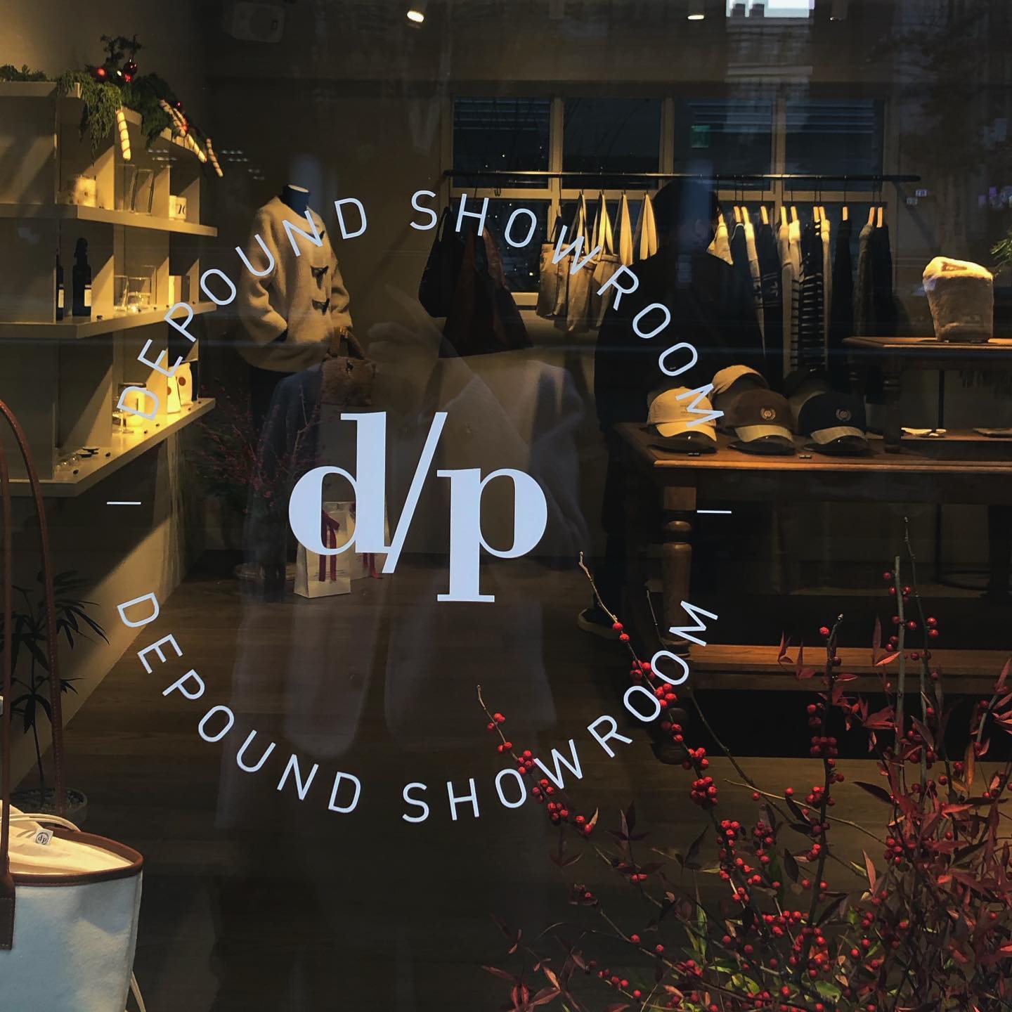 221125
크리스마스에 꽤나 진심인 사람❤️‍🔥🎀🎄
#드파운드 #depound #depound_showroom
