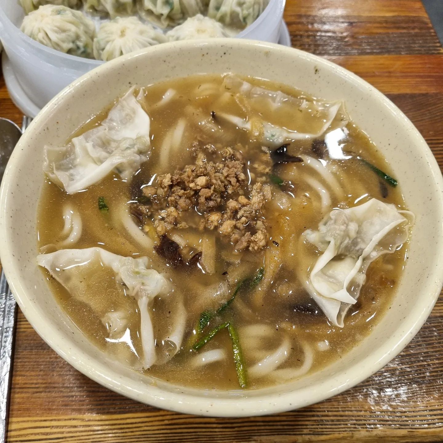 10년만에 간 명동교자
맛은 여전하구나~
이젠 한 그릇에 11,000
좀 만 늦었으면 워이팅할뻔!
충무김밥은 테이크아웃.
내 입맛이 바뀐건지 예전 그 맛이 아니네...쩝
#명동교자#명동 #명동성당 #명동충무김밥