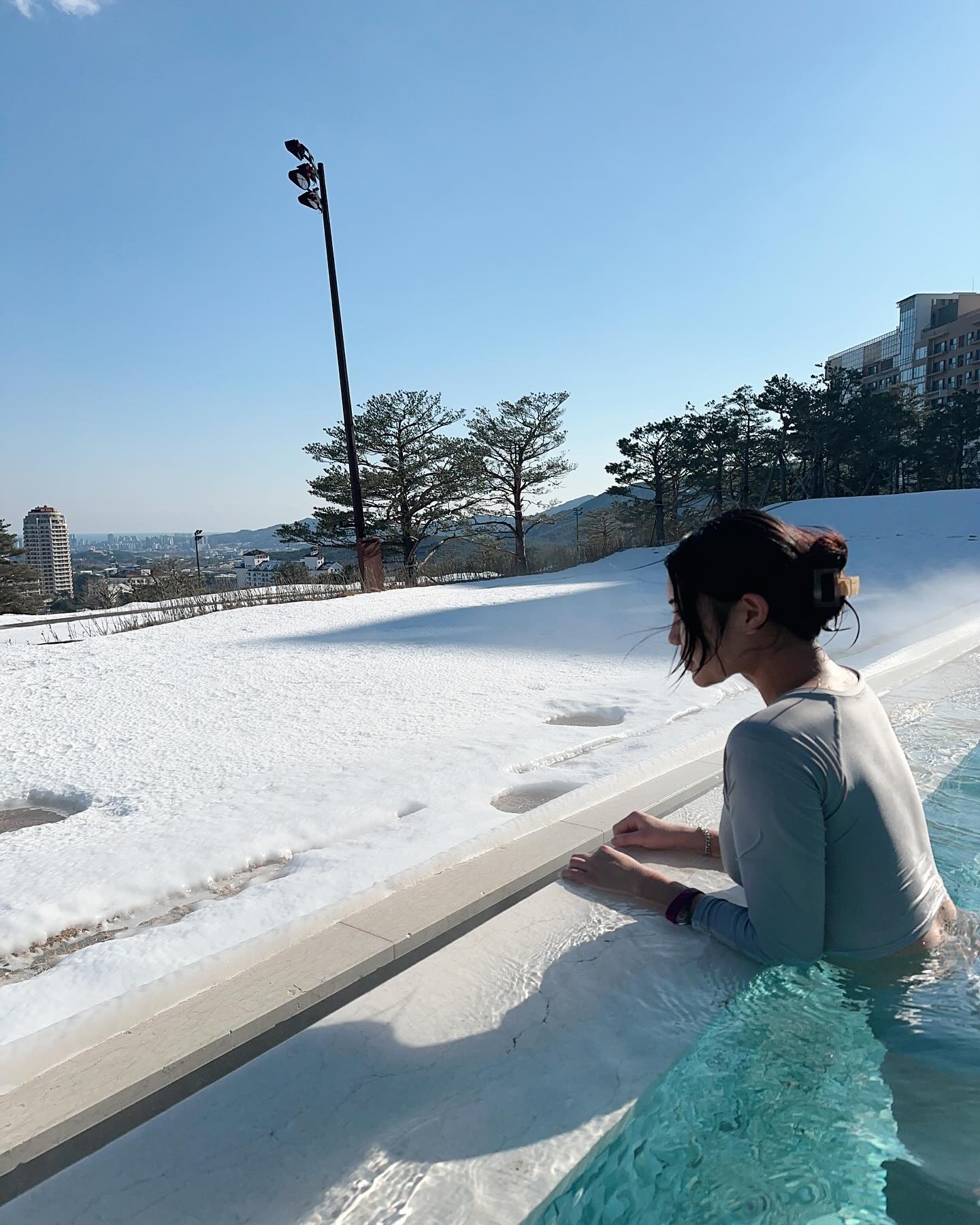 겨울에도 물놀이~❄️
.
.
#christmas #🎄 #여행 #온천 #야외온천 #겨울 #물놀이 #추워도좋아 #오션뷰 #온수풀 #강원도 #속초 #강원도여행 #국내여행 #동해바다 #델피노리조트 #일상 #연휴 #주말 #daily #selca #selfie #fff #f4f #소통 #선팔맞팔 #좋아요 #좋반 #행복 #❤️