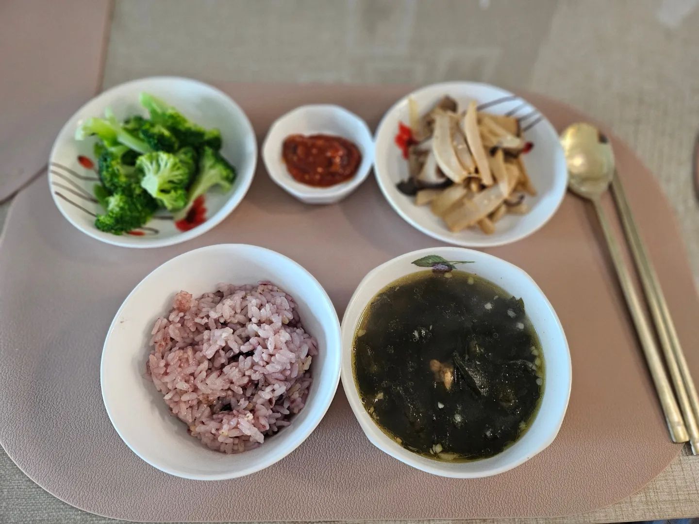 새해 지나고 화요일 처음으로 산후조리사님이 오셨습니다!!! 만세!!! 3일간 밤에 한숨도 못 자고 안녕이 케어하고 낮에도 오빠랑 둘이 아가들 케어하느라 진짜 거울로 얼굴 보면 퀭~ 했는데 조리사님 오셔서 오전에 2시간의 꿀잠을 자고 일어났더니 차려주신 밥상ෆ 첫날이라 뭐가 어디에 있는지도 잘 모르고 저는 자라고 냅두려고 최대한 혼자 찾아보면서 차리셨다고 하셔서 첫날은 알려드리기 바쁜 날이었어요◡̈ 그래도 너무 좋으신 분이 와주셔서 어찌나 좋은지요!
.
.
저녁에는 신랑이 결이랑 저녁으로 먹을 떡을 잔뜩 가져와서 저녁을 안 차려도 됐었어요ㅋㅋ 거기다 제 간식거리들도 잔뜩 사 와줘서 완전 행.복.😍
.
.
조심히 바라보며 아가 예뻐해 주는 우리 첫째🥹 처음 아이를 가졌을 때 딸을 너무 원했는데.... 지금은 왜 아들이 더 좋은지 모르겠네요ㅋㅋ 결이가 정말 저에게는 하늘이 주신 선물인듯합니당🩷
.
.
수요일부터 달라진 산후조리사님의 밥상ෆ 덕분에 낮에 좀 자면서 잘 먹고 몸조리 잘 하고 있습니다❣️
.
.
안녕이 손발가락이 정말 길어용ㅋㅋ 발은.... 완전 저랑 싱크로율 100%ㅋㅋ
.
.
하 이제 벌써 주말이네요.. 주말 동안 오빠랑 또 불타게 화이팅 해 보겠습니다🔥🔥🔥 벌써 3~4시간씩 자 주는 안녕이 덕분에 새벽에도 수유하고 유축 후 저도 잠자고 있어요! 몸이 더 좋아지면 피드도 자주 올릴게요◡̈
.
.
★★★제일 중요한 거★★★ 저희 안녕이 어제 출생신고 마쳤어요🥳 안녕이는 여러분들의 뜨거운 투표율과 많은 고민 끝에 '김단' 공주님이 되었습니다🩷 모두들 감사드려요🥰
.
.
#산후조리사 #잘만난덕에 #잘지내고있어요🙋🏻‍♀️ 
#안녕이이름은 #김단 #출생신고완료✔️ 
#질투가시작된울첫째 #앞으로도잘지내보자🥲
#엄마가더많이사랑해줄게❤︎ #금욜_1차산후검사끝✔️ 
#2차_산후검사는_4주뒤 #몸조리중
#첫째 #696일아기👶🏻 #22갤베베ෆ 
#둘째 #9일아기🍼  #신생아아기ෆ