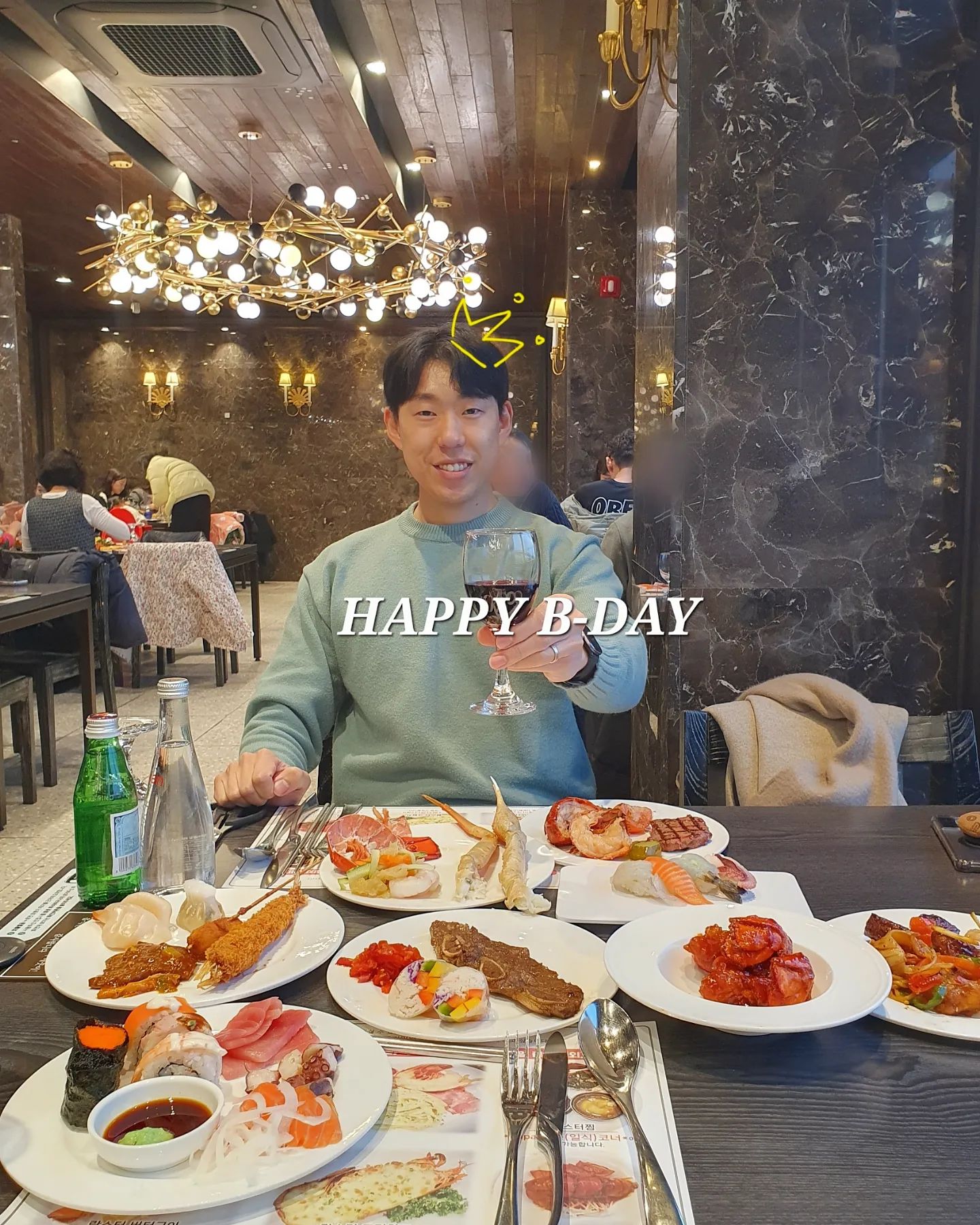 식사권제공

크리스마스 주간에는 남편 생일이 있어서
이브 클마 생일 ~ 연말의 연속으로
폭식 하게되는 주간이예요!

12월 초부터 정말 맛있는거 많이 먹었는데
생일에는 좋은 기회로 
#마들렌뷔페 랍스타무제한
식사 이용을 했답니다🍽

📍마들렌 뷔페
평일 주말 런치/디너/랍스타무제한 코스

랍스타찜, 칠리랍스타,치즈구이랍스타,랍스타스파게티를
무제한으로 즐길수 있고 대게, 스테이크는 물론
애플망고, 와인, 생맥주, 하겐다즈까지 배에 꽉꽉
밀어넣고 왔어요

치즈케익에 하겐다즈는 필수✨️
스벅 원두에 하겐다즈 바닐라로 아보카토도 만들고☕️

놓칠것 하나없는 뷔페레스토랑에서
원없이 먹고 왔어요❣️