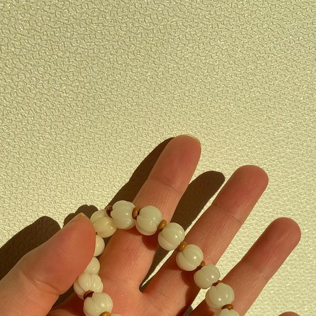❤️보람❤️ on Instagram: "#광고 @padma_yukyung . 너무 예쁜 합장주 . 오빠랑 커플로 나눠껴도 이쁘고 나혼자 껴도 넘 예쁘당 . 페다라수 합장주는 페다라수 열매를 가공해서 만들었다고 한다 .