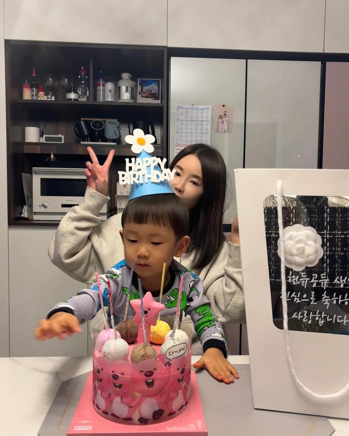 .
우리 귀염댕이
이제 엄마 생일축하 노래도 잘 불러줌 🎂❣️

박수만 치던게 엊그제 같은데, 일년동안 정말 많이 컸다 ㅎㅎ

아픈 곳없이 건강하게 자라줘서 고마워
너가 내게 제일 큰 선물이야 

올 해도 엄마랑 재미나게 놀아보자 〰️

#촛불담당아들 #엄마생일끝