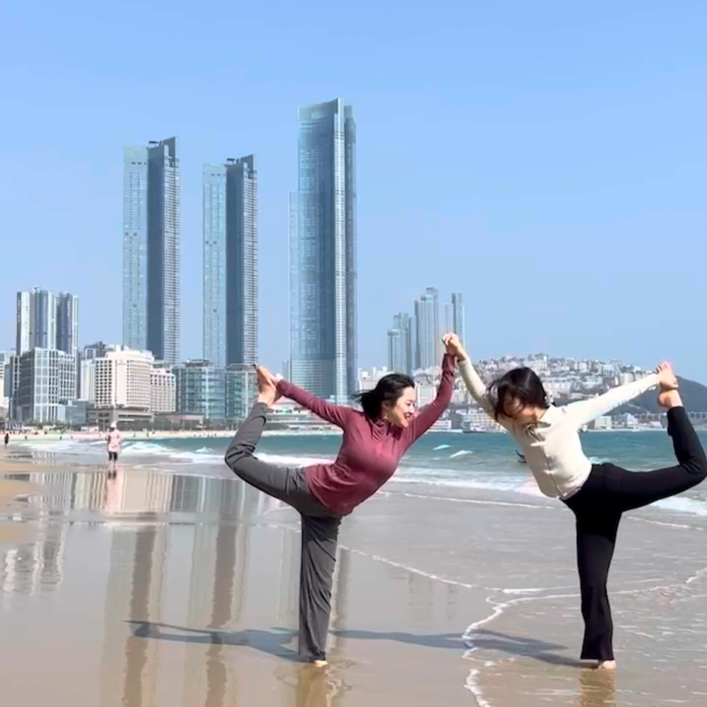 #해운대해변요가 🌊
yoga_glow_mj 선생님이랑
인요가와 깊은 명상까지 함께 했어요

인요가는 근육을 이완시키면서 
관절·인대 등의 인 조직을 자극하고 
기와 에너지까지 돌보는 수련방법이에요🧘‍♀️

평소 불편했던 고관절 근육도 많이 이완되고
파도 소리 들으며 따뜻한 햇살 아래 
온전히 내 호흡과 감각에 집중하는 요가로
평온함이 마음 가득 채워졌답니다💙