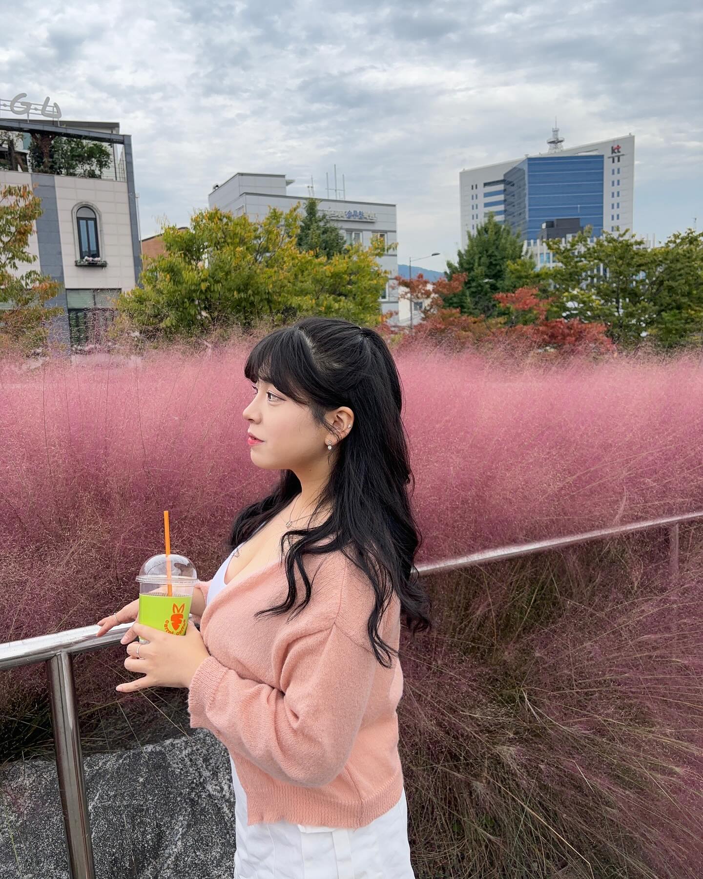 핑크햄 핑크뮬리 봐찌요🌸

#광주 #충장로 #하늘마당 #핑크뮬리 #핑크뮬리명소 #꽃 #셀스타 #셀스타그램 #selfie #selstagram #sss #insta #instagood #instagram #ffff #follow #followforfollowback #フォロー #フォローバック #いいねした人全員ファローする #ootd #일상 #일상그램 #lfl #데일리 #데일리코디 #소통 #맞팔