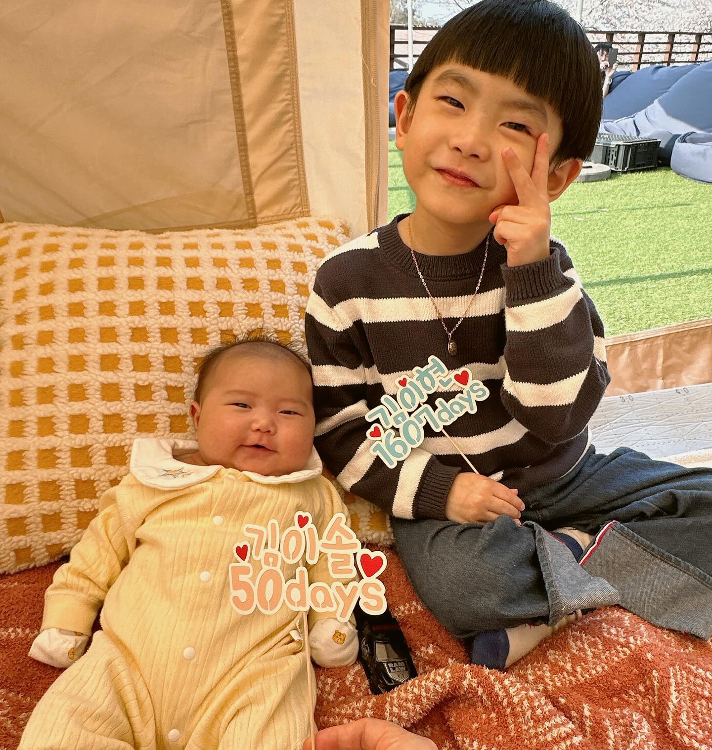 이솔‘s 50일 축하해💕
주말 카페 데이트로 기분내기
역시 바깥이 최고야 짜릿해!!!
현솔남매 태어난지
이솔50일 이현1607일
넷이서 외출하니 또 새삼 신기방기…
담주는 꽃구경이닷🫣
#50일기념 #출산한지50일축하#주말카페나들이#봄이다