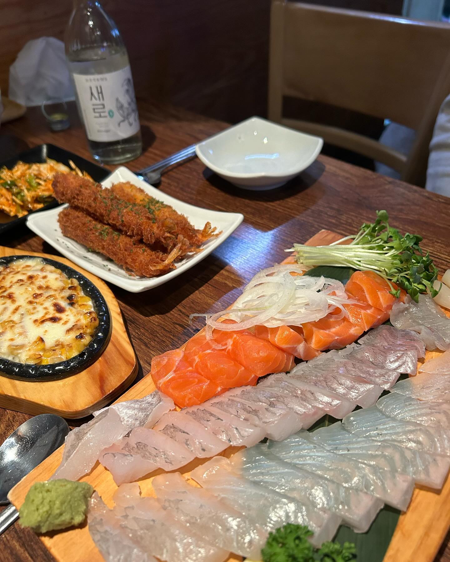 1월 신나게 마무리하고 밍구랑 한 잔❤️
같은 회사를 다닌다는건 정말 좋은 것 같다
많이 의지되고 고마운 내 남편🥹 
둘 다 회 너무 좋아해서 알아보다가 숨은 골목에 있는 곳 들어왔는데 단골 각이다 ✌🏻
이번달도 화이팅해서 3/1일에도 웃으면서 한 잔 하자 내남편❤️
.
.
.
.
.
.
.
.
.
.
.
#한점  #잠실새내맛집  #신천횟집 #잠실연어맛집 #잠실새내술집 #잠실횟집 #신천술집 #일상 #소통 #데일리 #선팔 #맛스타그램 #맞팔 #좋아요반사 #좋아요 #횟집추천 #잠실새내역맛집 #잠실술집 #잠실회식 #데이트