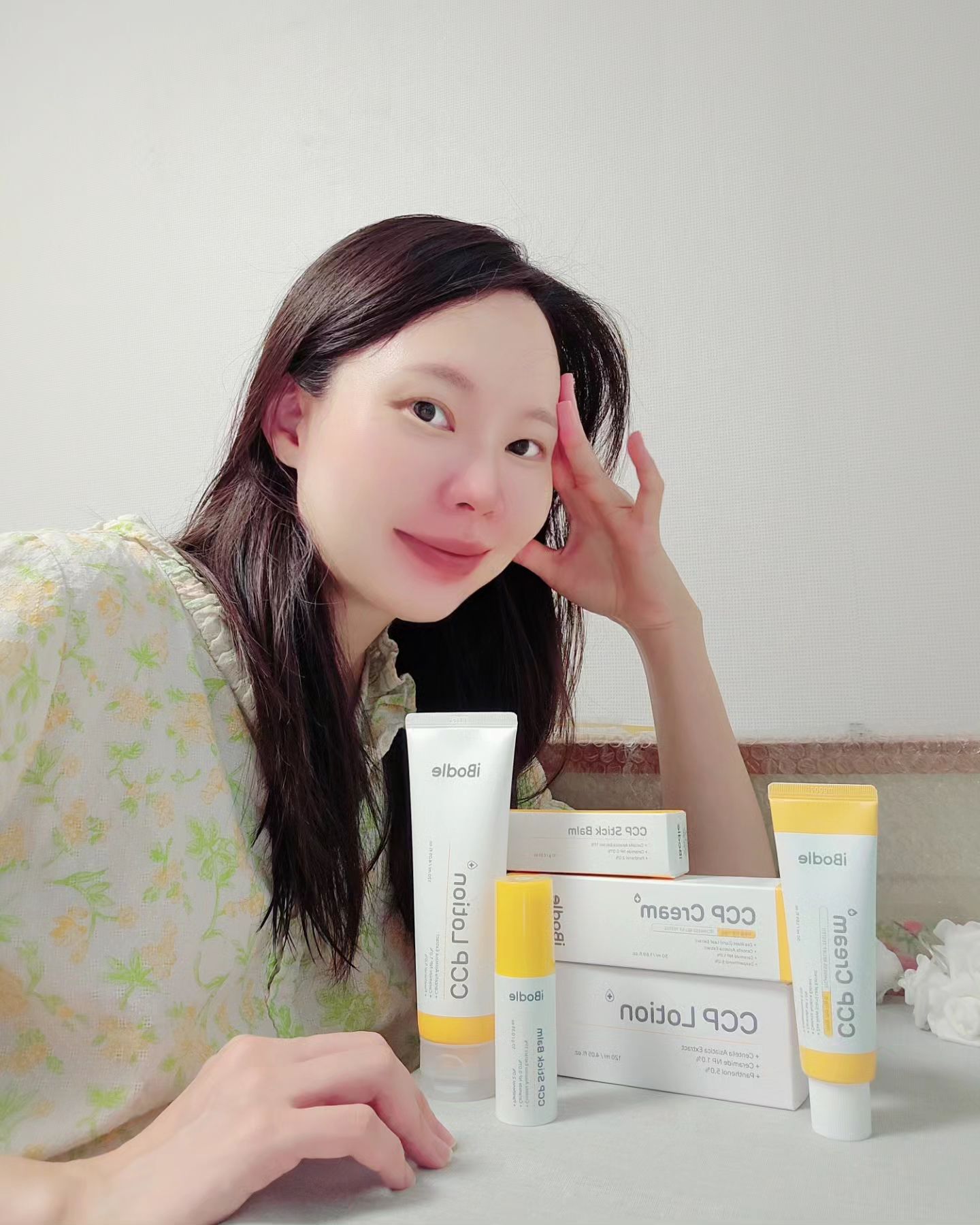 #광고 
임신 증후군이라고 해야할까요 점점 피부가 뒤집히고 민감성에 저는 거기다 소양증까지 있어서 피부에 아무거나 바를수 없는 지경이 되었답니다

특히 하반신은 거의 제것이 아닌것같은 느낌 또르르
그래서 성분도 좋은데 아주 쓸만한 제품으로 들고 왔어요
가려울 땐 긁지 말고 CCP🌼🌼🌼
2주만 사용해도 피부의 가려움이 감소되고 피부 장벽 회복에 도움을 준다는 말에 덥썩👋
굉장한 수분감을 머금은 고보습 제품이에요

올리브영 입점과 동시에 전체 판매 랭킹 1위라니... 어마어마하쥬
출시 3년만에 누적 판매량 54만개 돌파에 소비자 사용후기도 25,000개에 고객 만족도 100점 만점✨️
심지어 올영에서도 5.0만점의 엄청난 제품이에요

이러니 제가 안쓸수가 있어야 말이죠

CCP 성분 배합으로 유효 성분이 피부에 잘 전해지도록 아이보들이 적용한 보습 장벽 기술로 피부 보스력을 높였어요
붉은기 잡는 진전 크림으로 병풀과 옥수수 진정 특허 성분이 들어가있고 더욱더 반가운건 온가족 사용이 가능한 제품이기에 아이들에게도 부담이 없답니다.

하도 긁어서 벌겋게 달아오른 피부에 더이상 긁었단 큰일난단 생각으로 열심히 발랐어요.
그리고 기존 크림이나 로션에 섞어서 발라도 굉장히 좋은것 같더라구요 보습감이 업된 느낌💦

올영 단독 아이보들 CCP 크림 1+1 기획세트 할인 프로모션 중이라니까 같이 꼭 득템해봐요

#아이보들 #CCP크림 #가려움개선크림 #올리브영추천템 #올리브영1등 #올영추천템 #붉은기진정 #피부장벽회복 #스키니피케이션