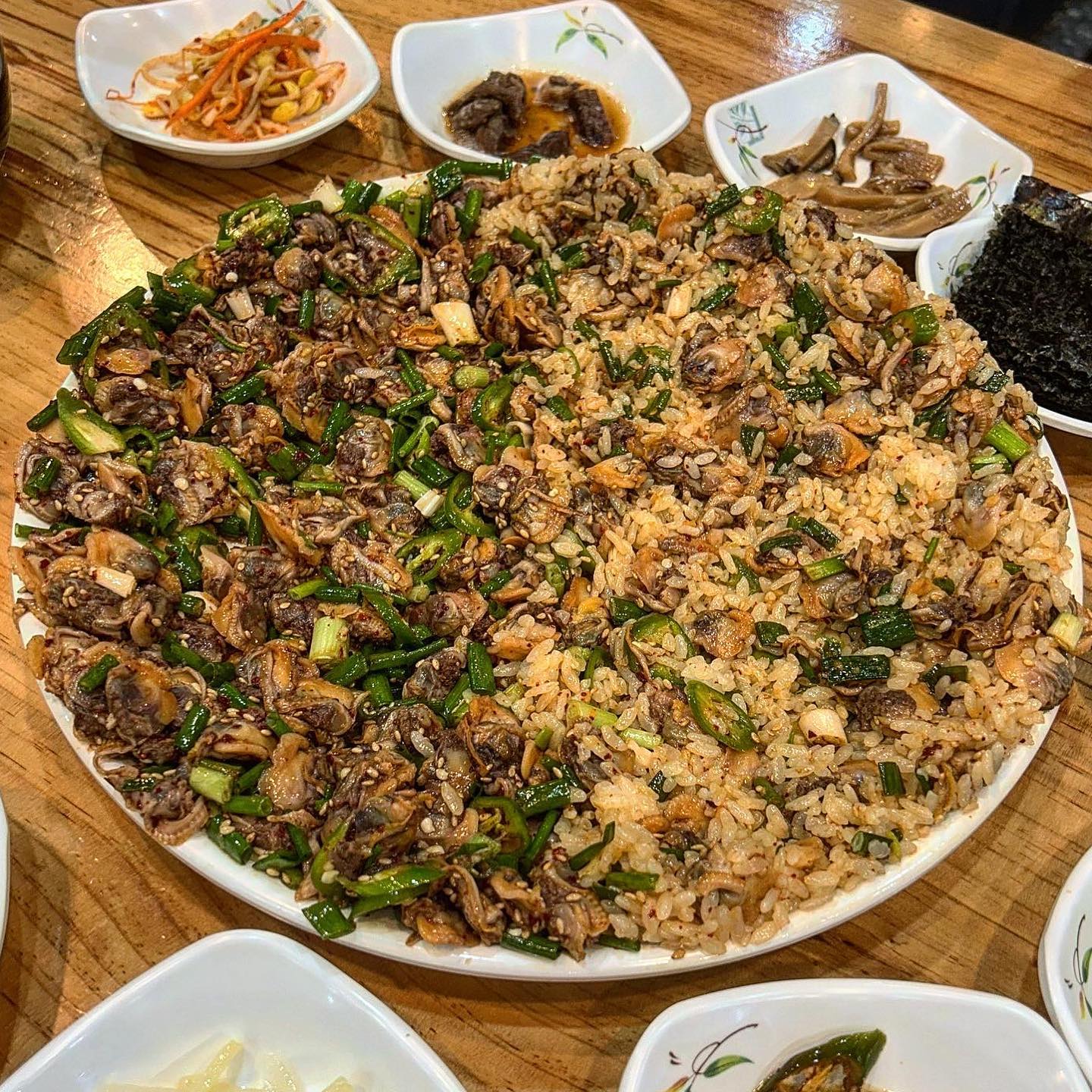 🍽️#강릉 #엄지네포장마차 🍽️
🍴#꼬막무침비빔밥 35.0
🍴#오징어순대 30.0

평점: 🌕🌕🌕🌕🌑

강릉하면 꼭 가봐야되는 엄지네!
꼬막 실컷 먹고 싶을때 
방문하면 좋은 곳 ♥ 
사실 꼬막 비빔밥은 일반적인 비빔밥이었는데 오징어순대가 기대했던 것 보다 부드럽고 맛있었다 ! ! 

밑반찬도 다양하게 나와서
친구들이랑, 가족들이랑 오기 좋은 곳인 것 같당 ㅎㅎ

🖍️ 강원 강릉시 경강로2255번길 21
🖍️ 매일 11:00-23:00

#옐미in강릉